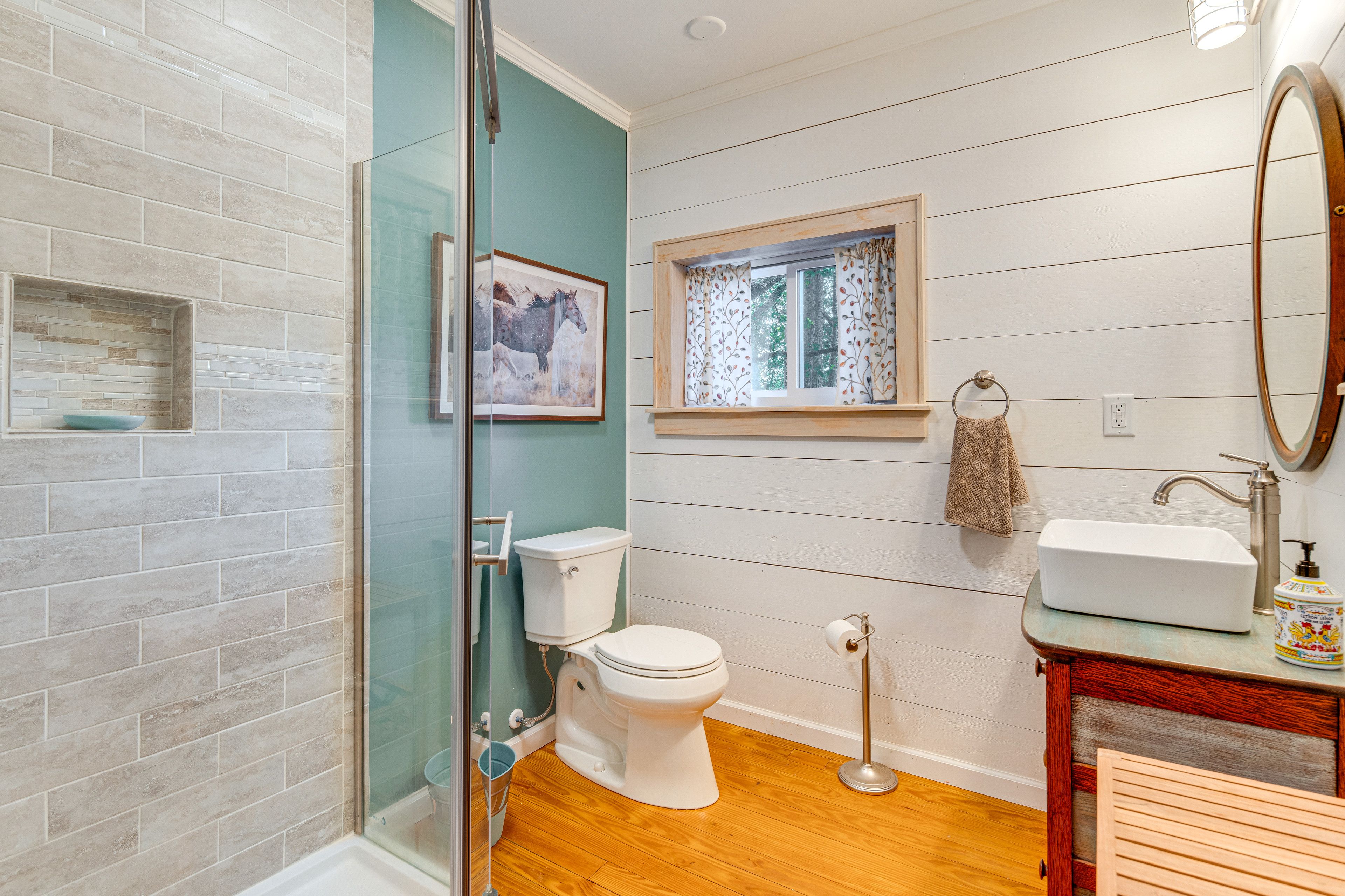 Full Bathroom | Towels/Linens Provided