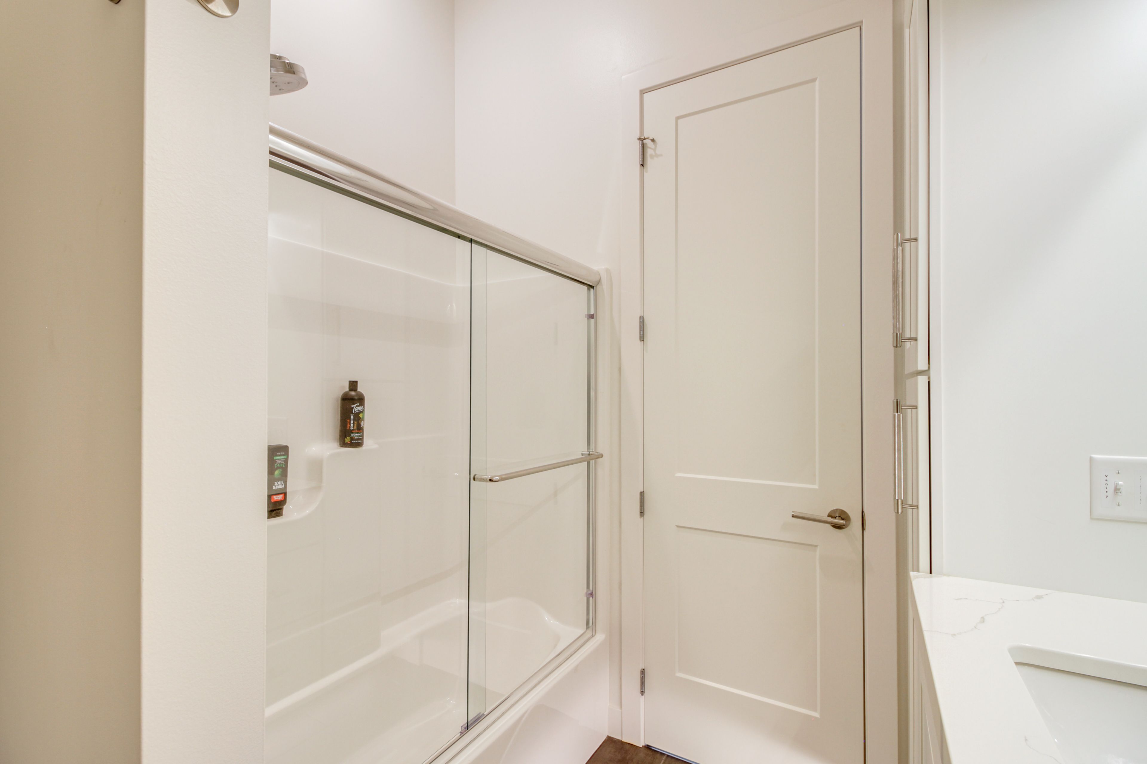 Full Bathroom | Towels Provided | Washer & Dryer