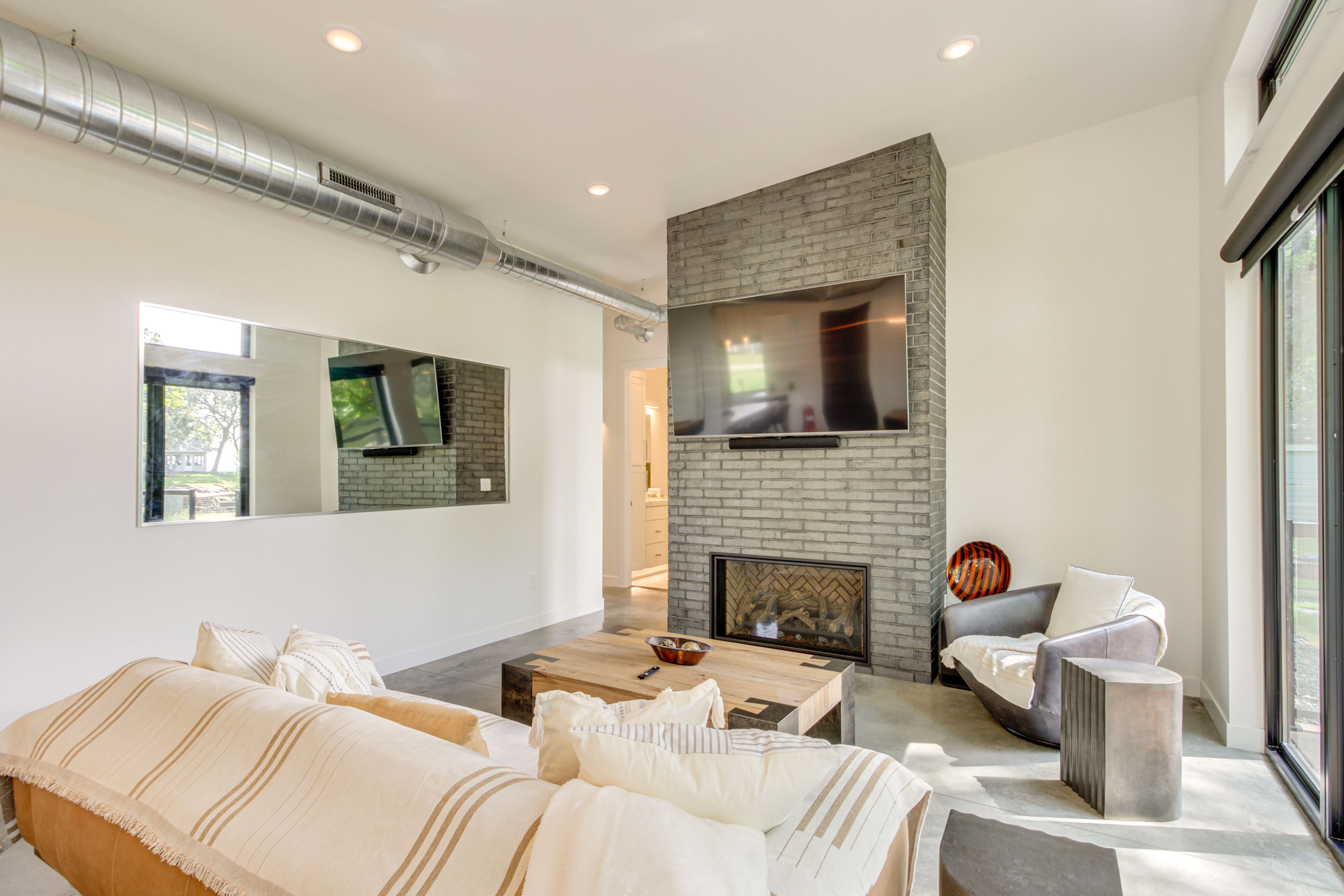 Living Room | Smart TV | Free WiFi | Gas Fireplace