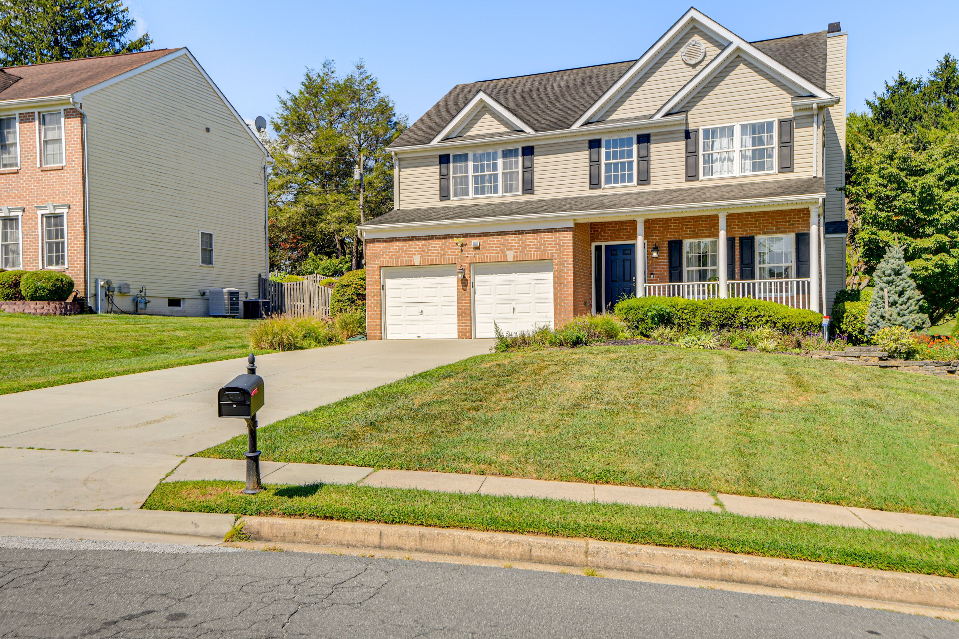 Parking | Driveway (4 Vehicles)