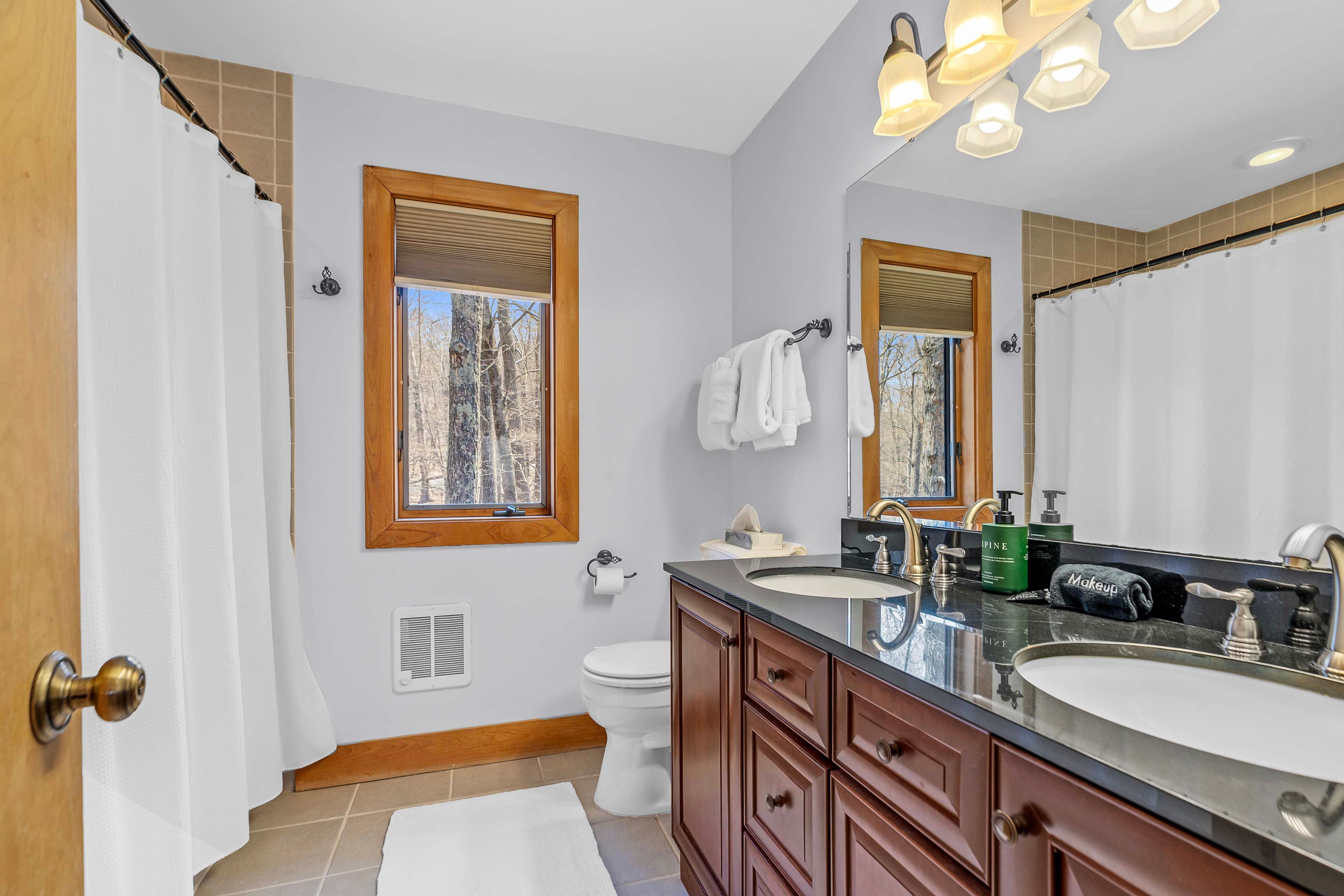 Full Bathroom | 2nd Floor | Towels Provided