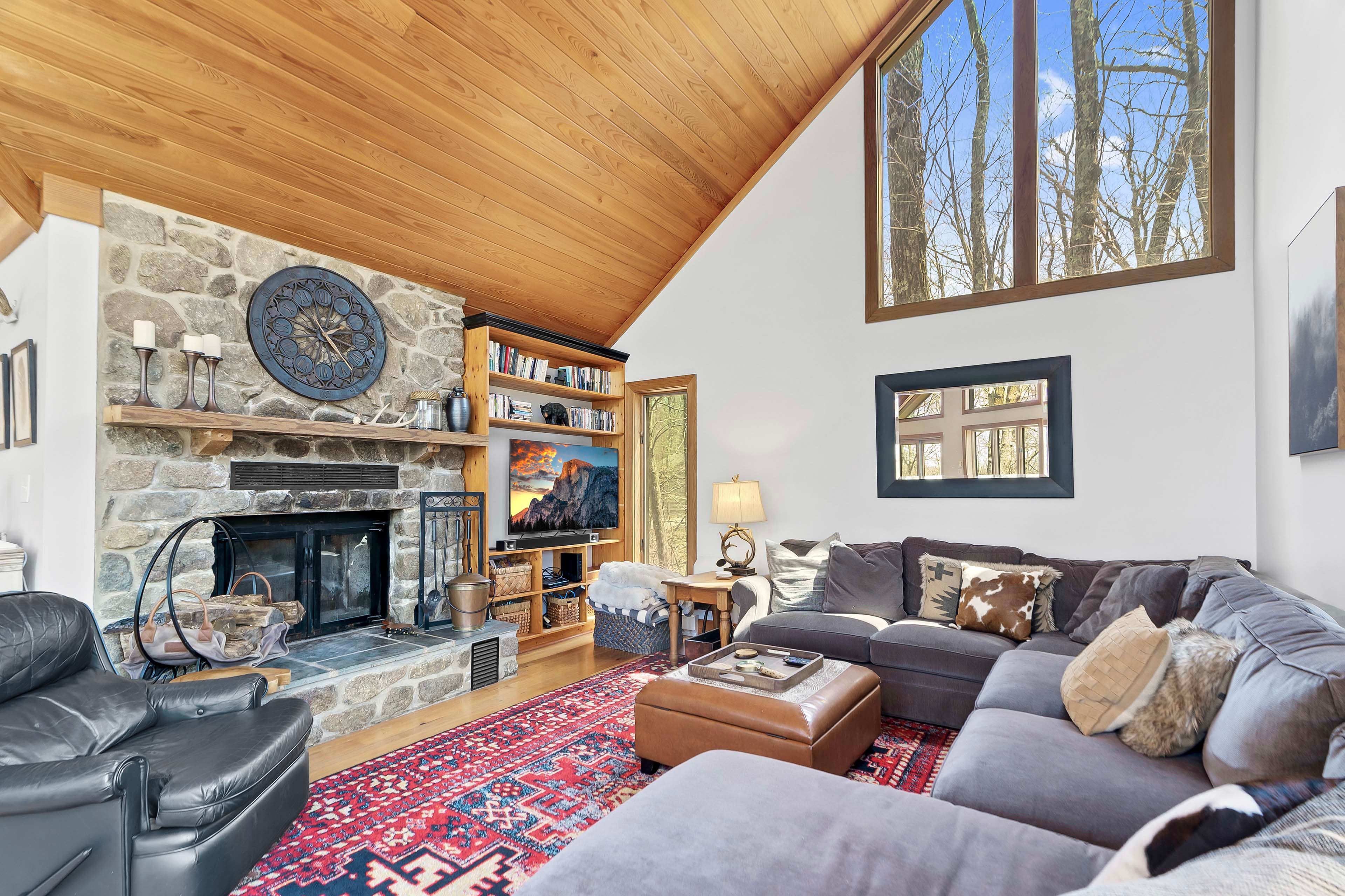 Living Room | 2nd Floor | Smart TV | Wood-Burning Fireplace | Free WiFi