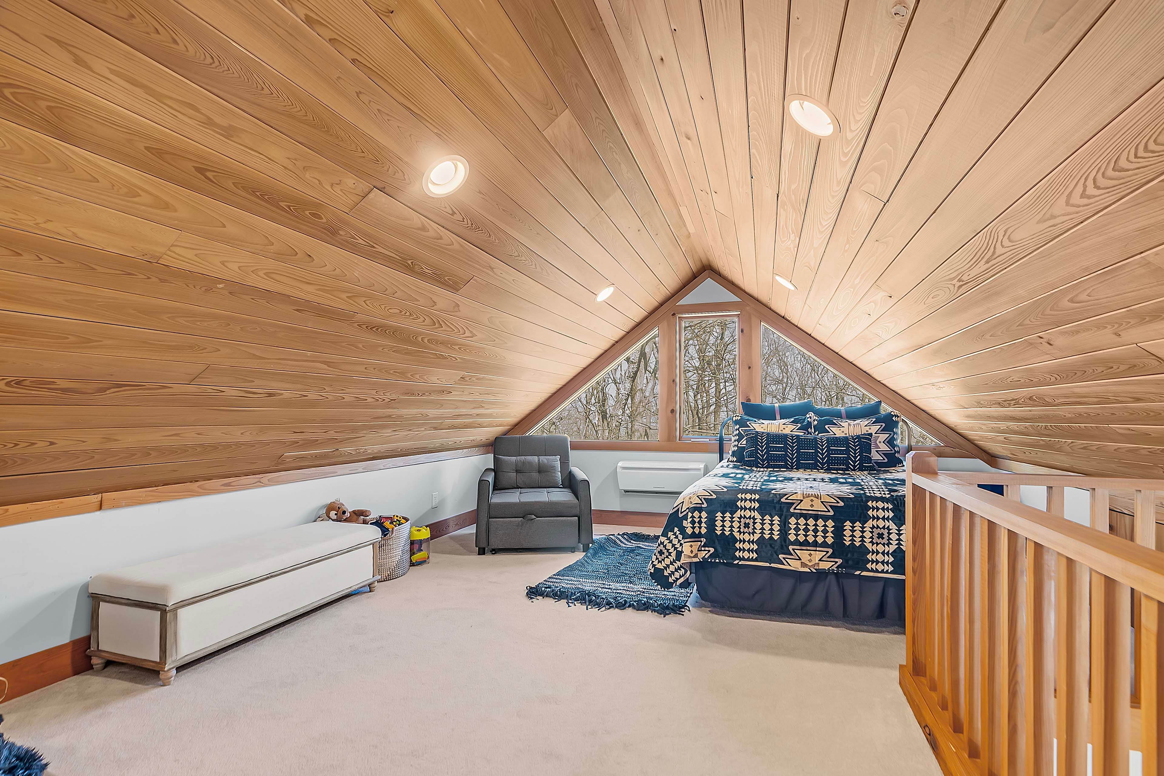 Loft | Queen Bed | 3rd Floor
