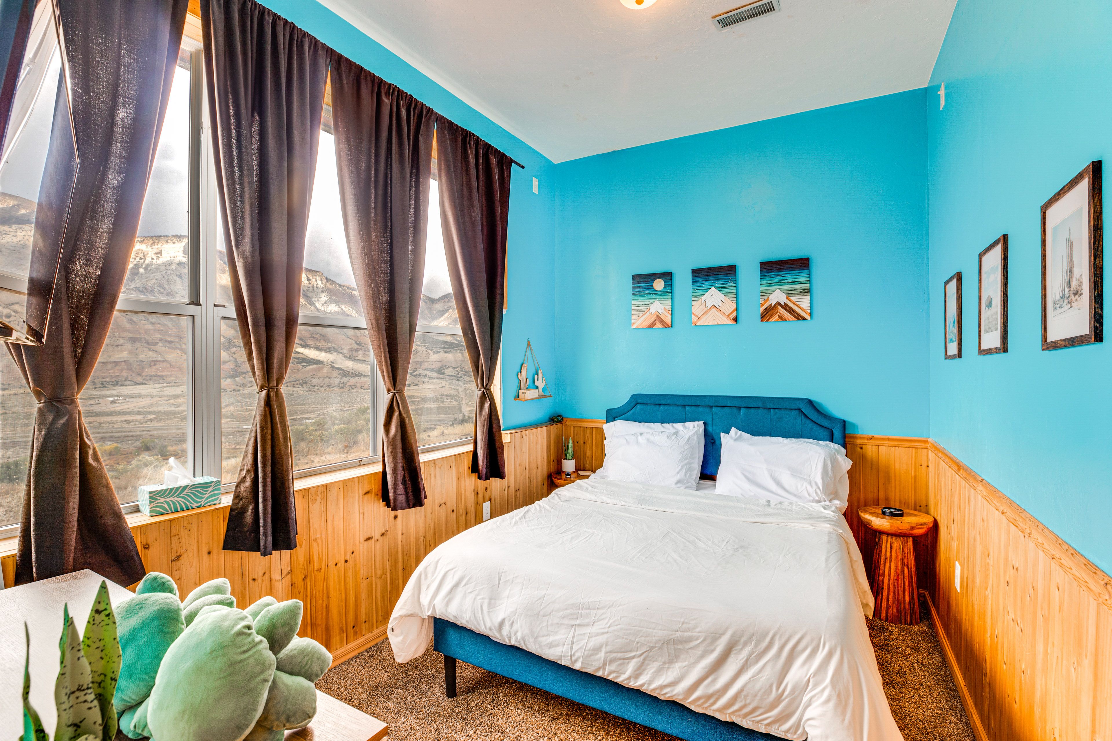 Bedroom 2 | Queen Bed | Smart TV