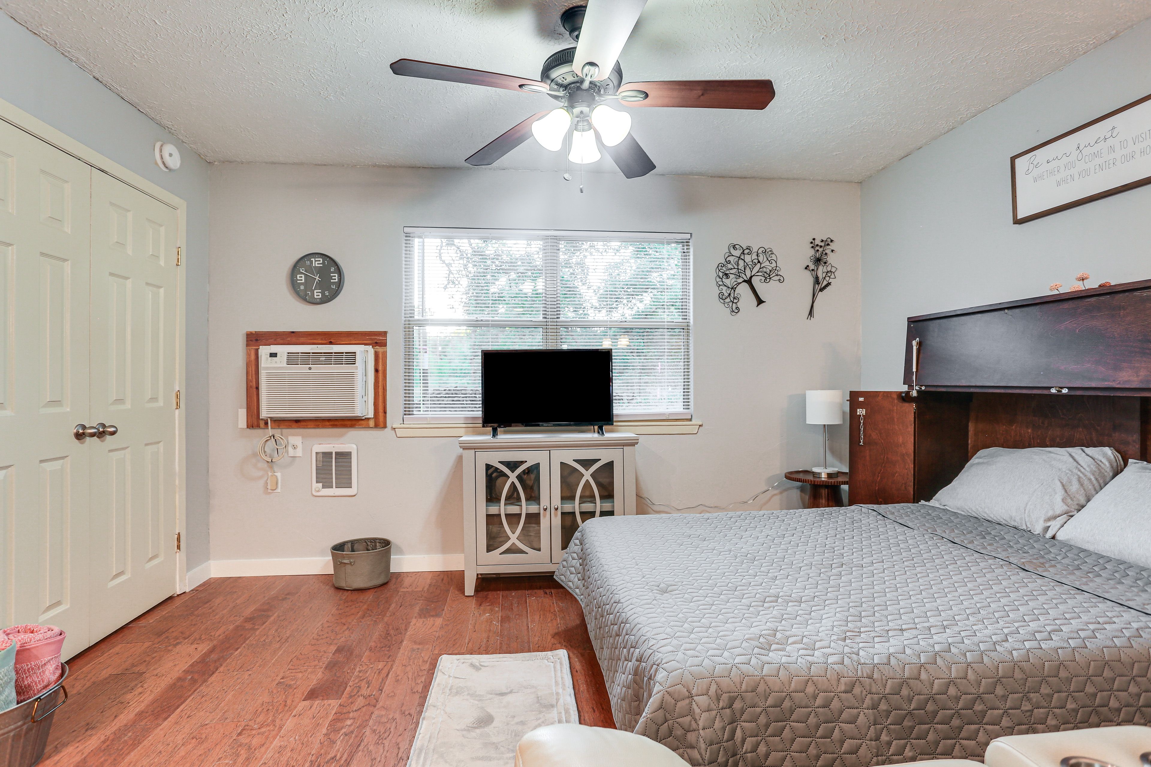 Studio | Queen Bed | Full Murphy Bed