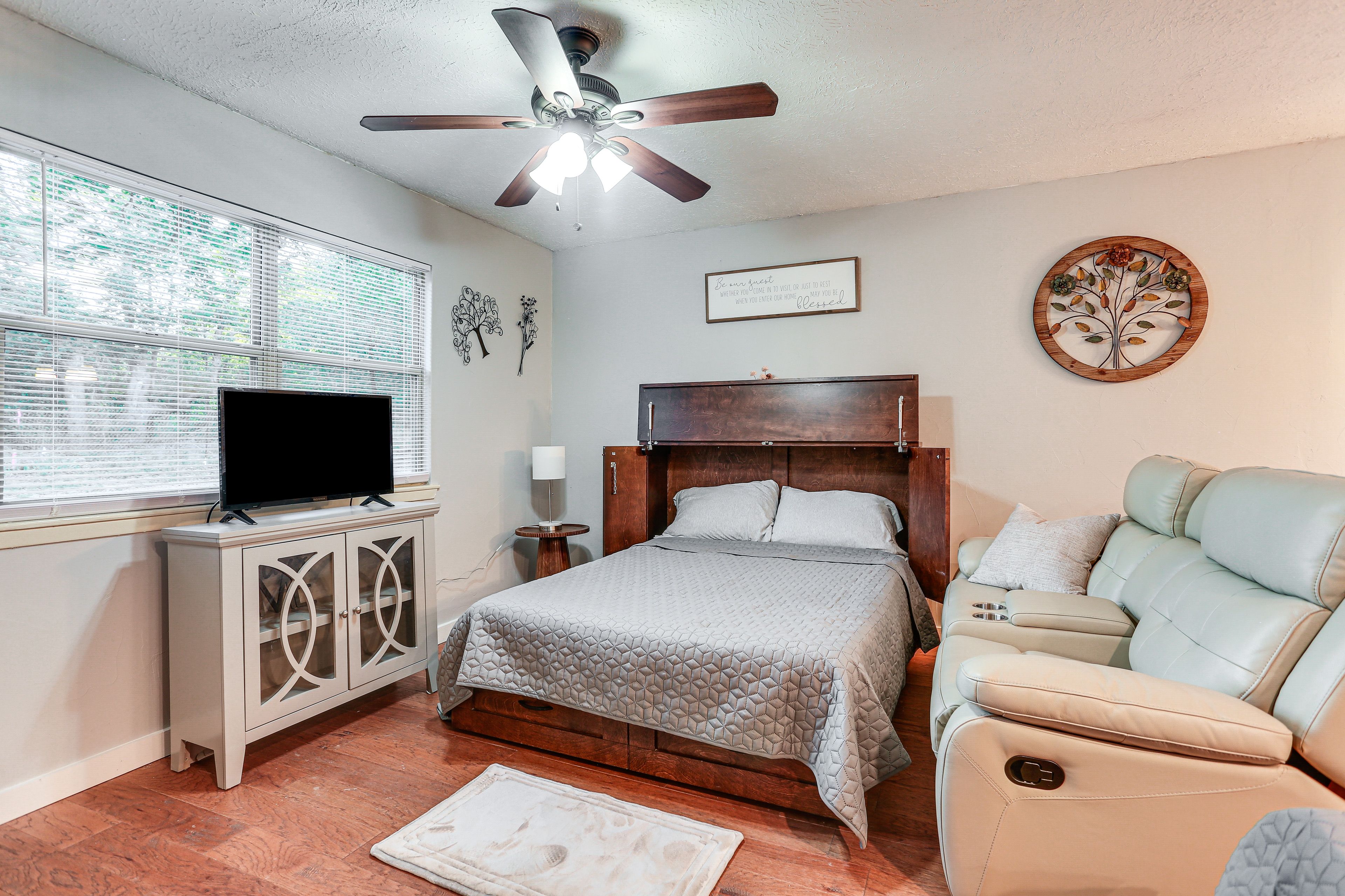 Studio | Living Area | Flat-Screen TV w/ Cable