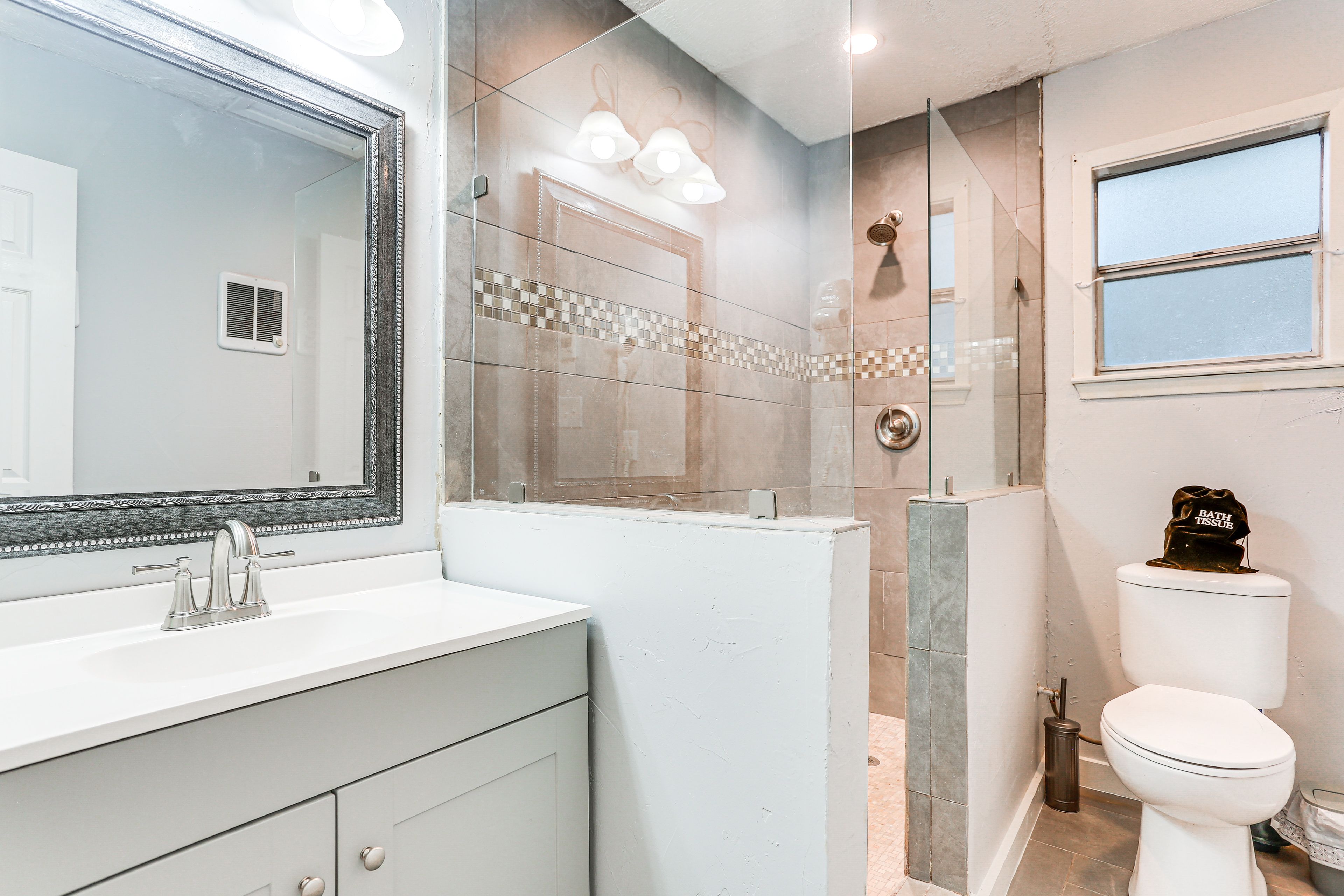 Full Bathroom | Complimentary Toiletries | Towels Provided