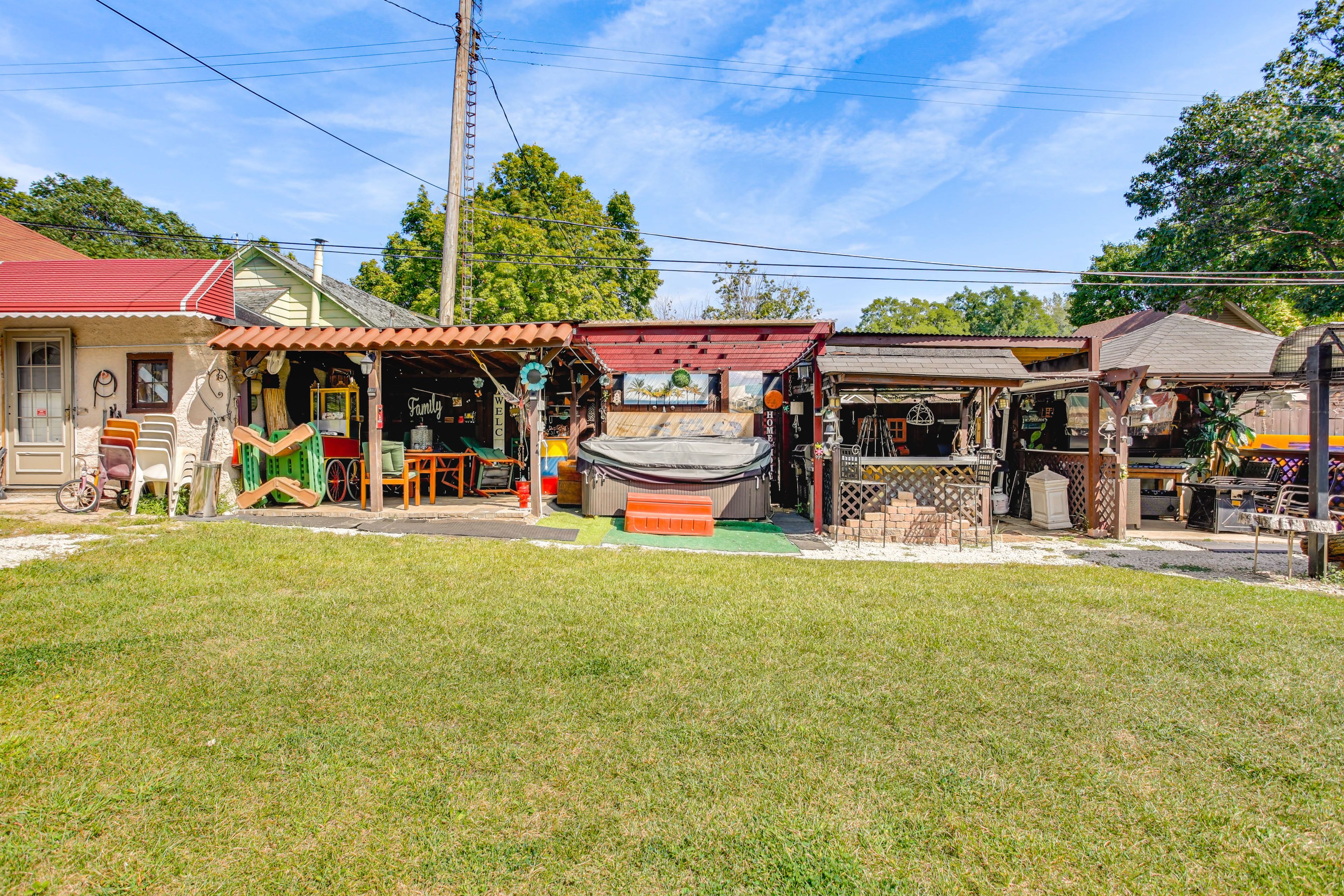 Backyard | Gas Grill | Wood-Burning Fire Pit | Gas Fire Pit Table