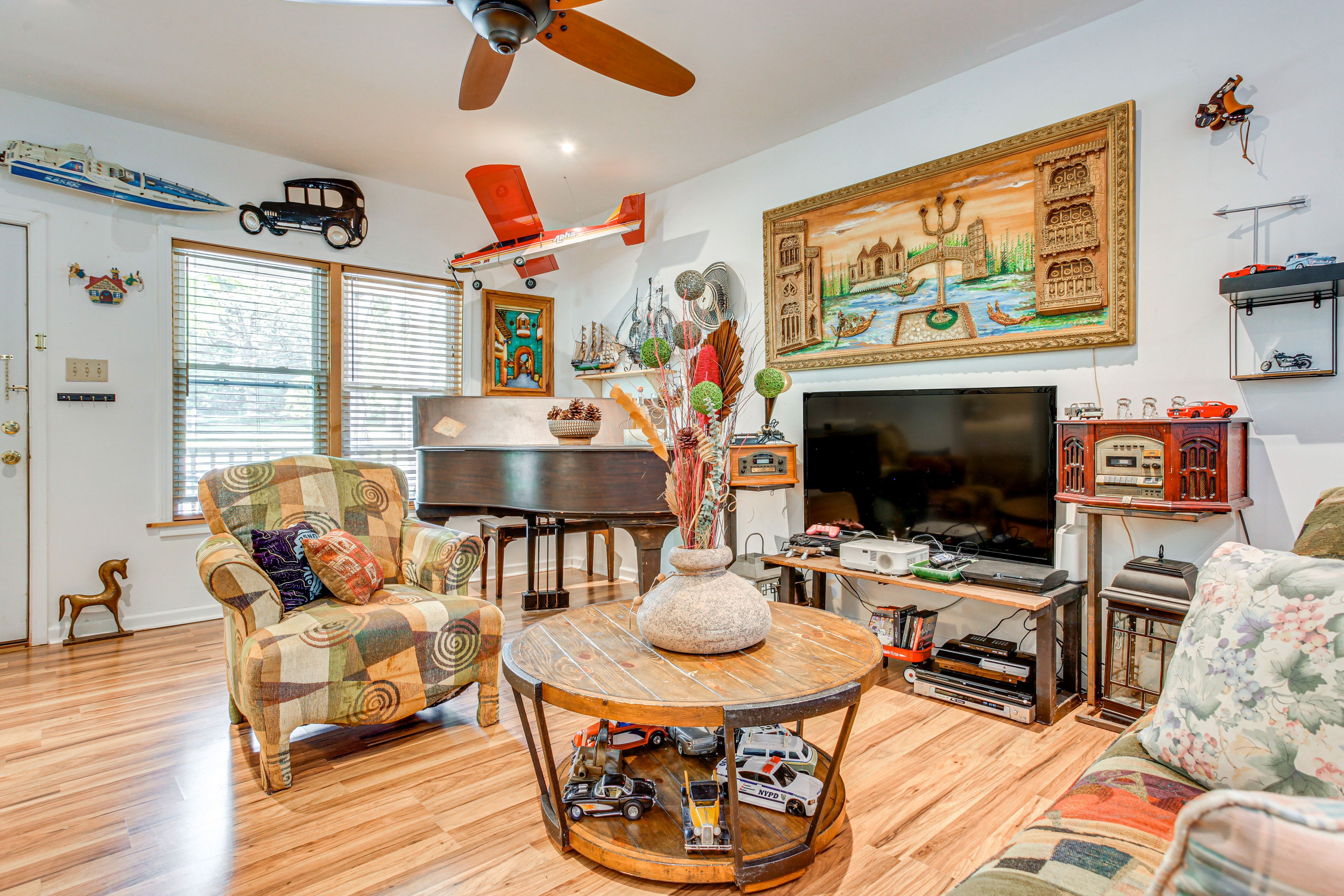 Living Room | Full Bed | Piano | Central Heating & A/C | Free WiFi