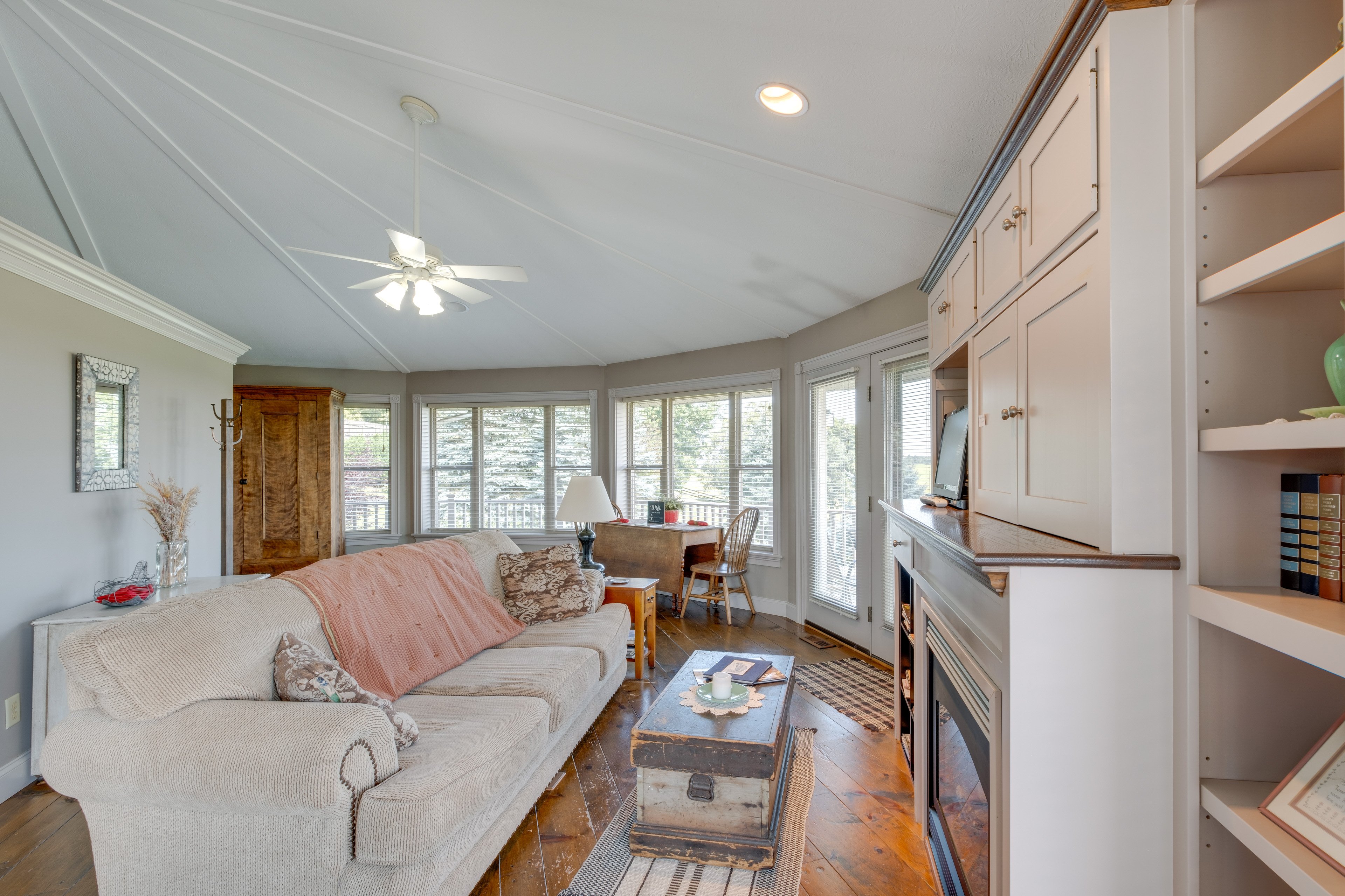 Living Area | Fireplace | Cable TV