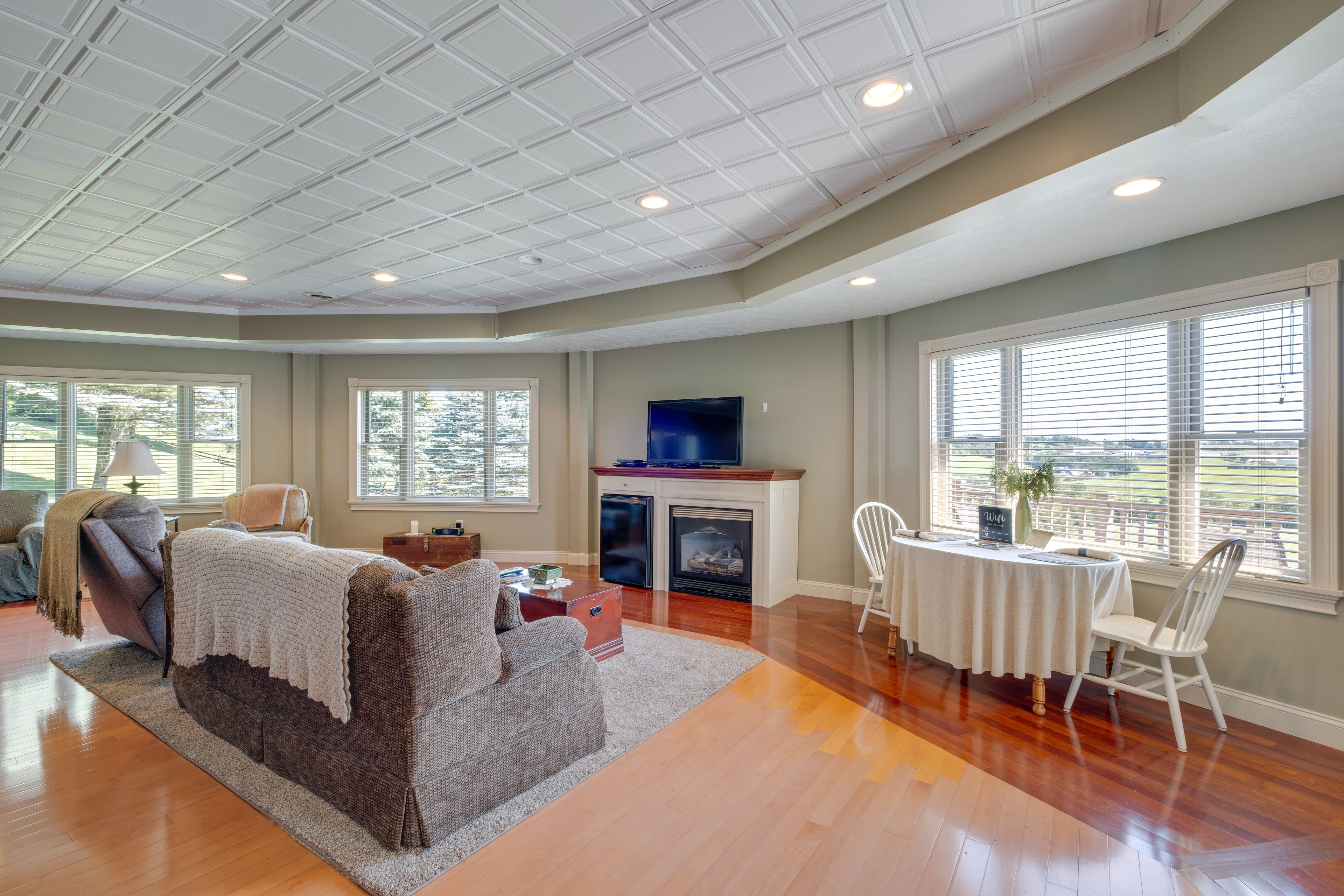 Living Area | Fireplace | Free WiFi