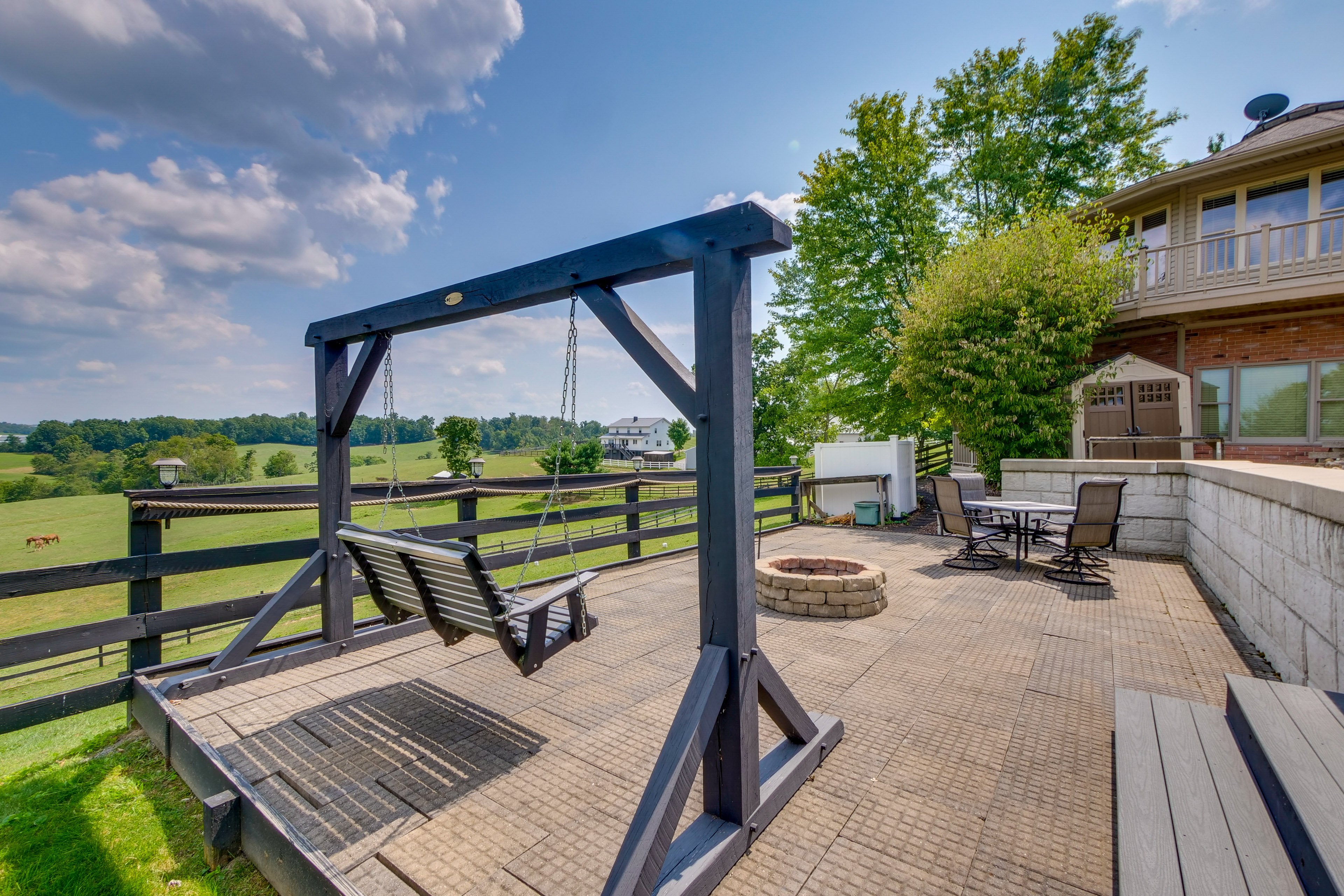 Shared Outdoor Space | Holmes With a View Community