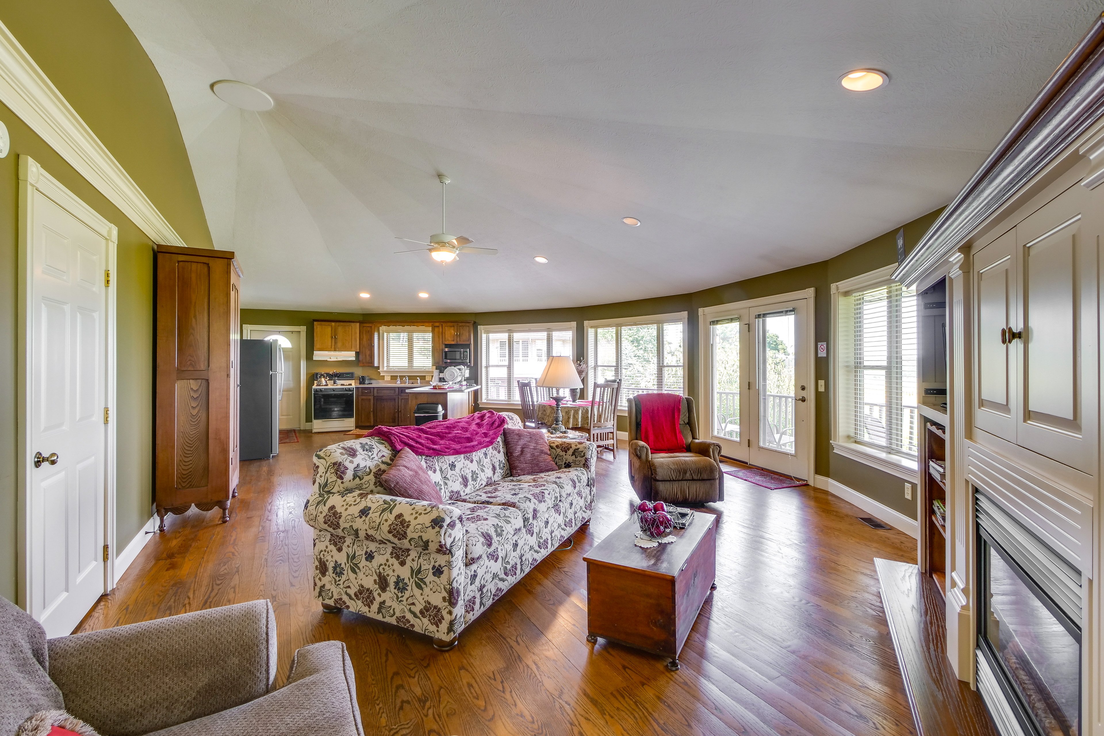 Living Area | Kitchen | Free WiFi | Single-Story Unit