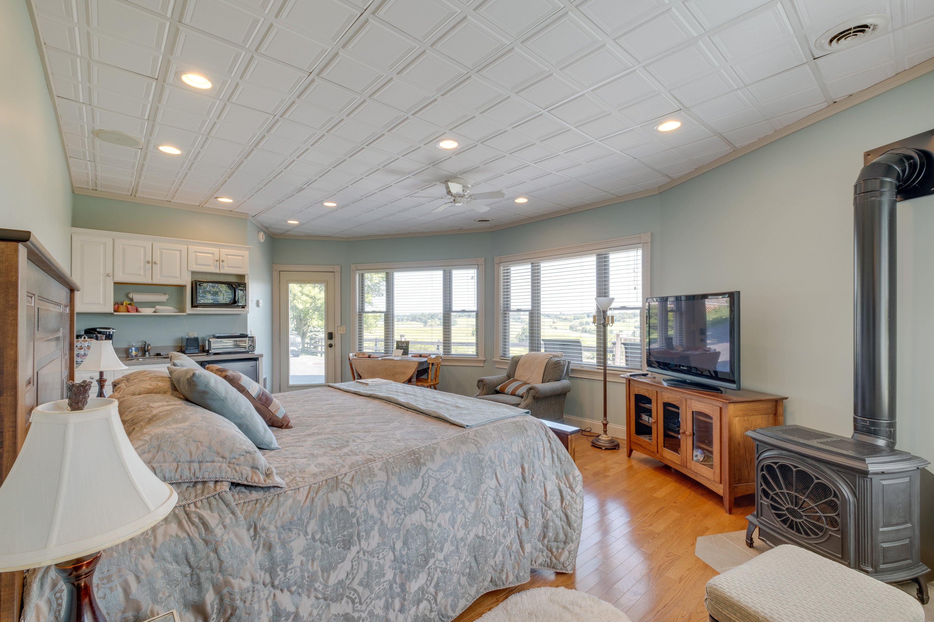 Millersburg Vacation Rental | Studio | 1BA | 1,089 Sq Ft | 1 Step Required