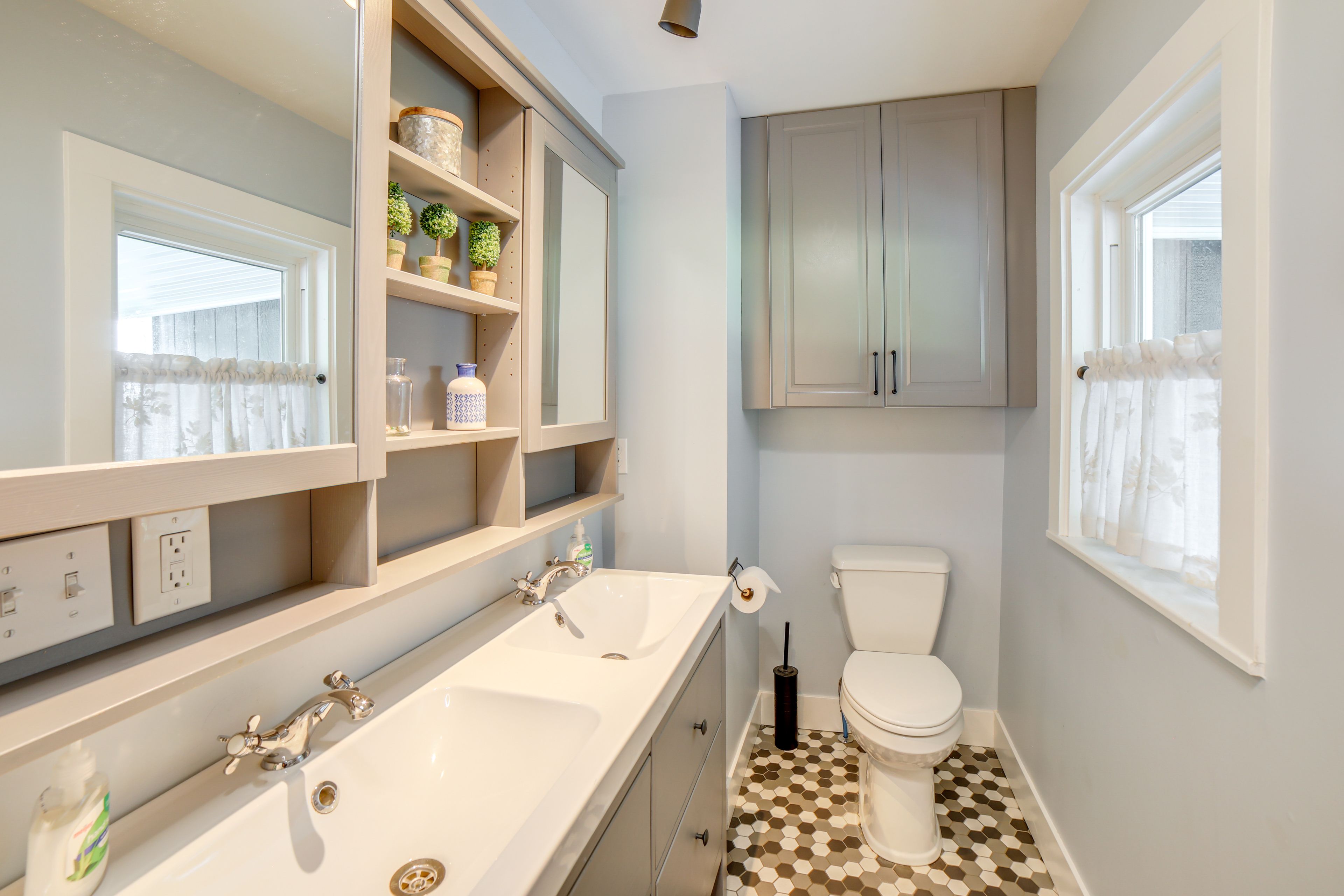 Main House | Full Bathroom | 1st Floor | Towels Provided | Toiletries