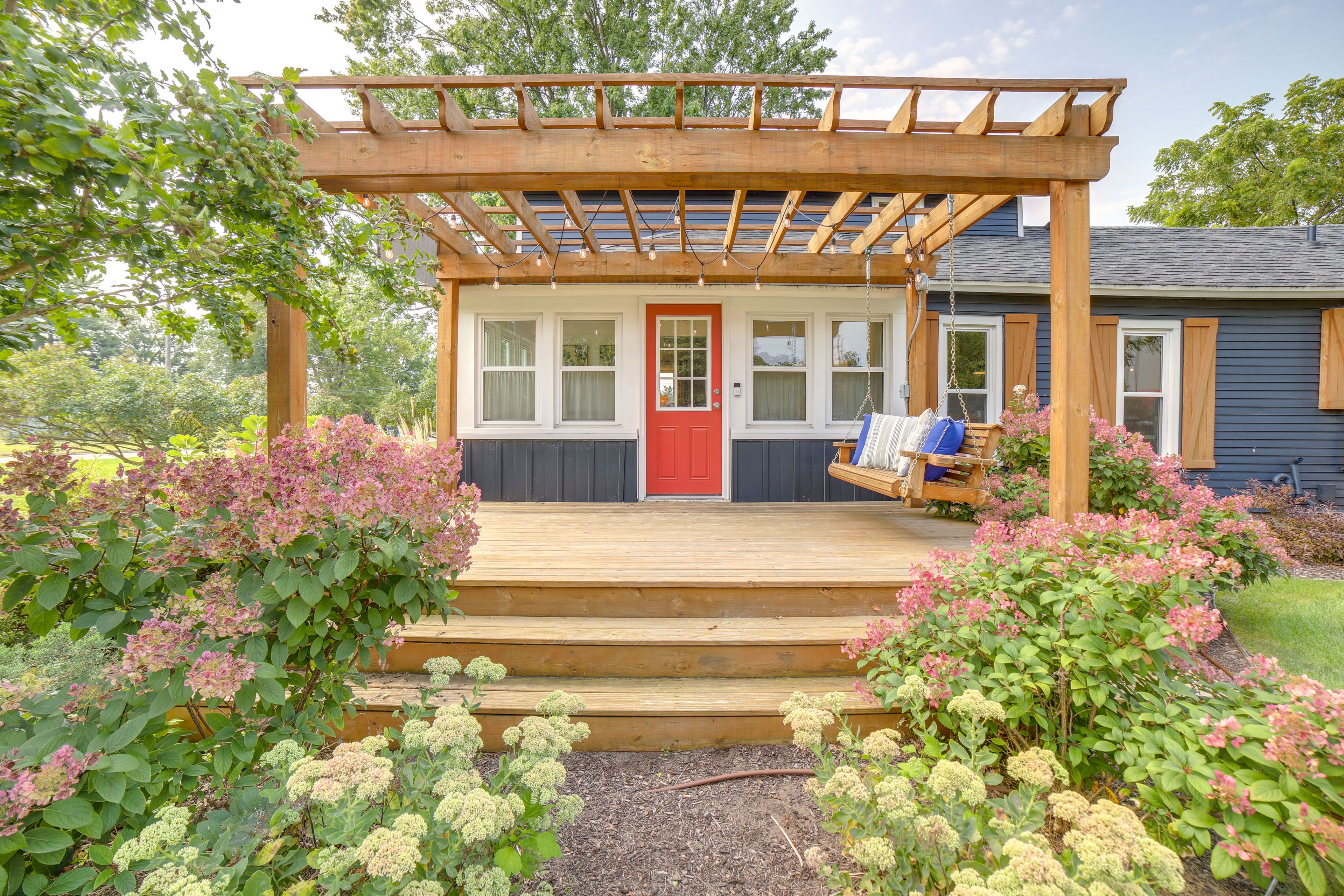 Deck w/ Swing