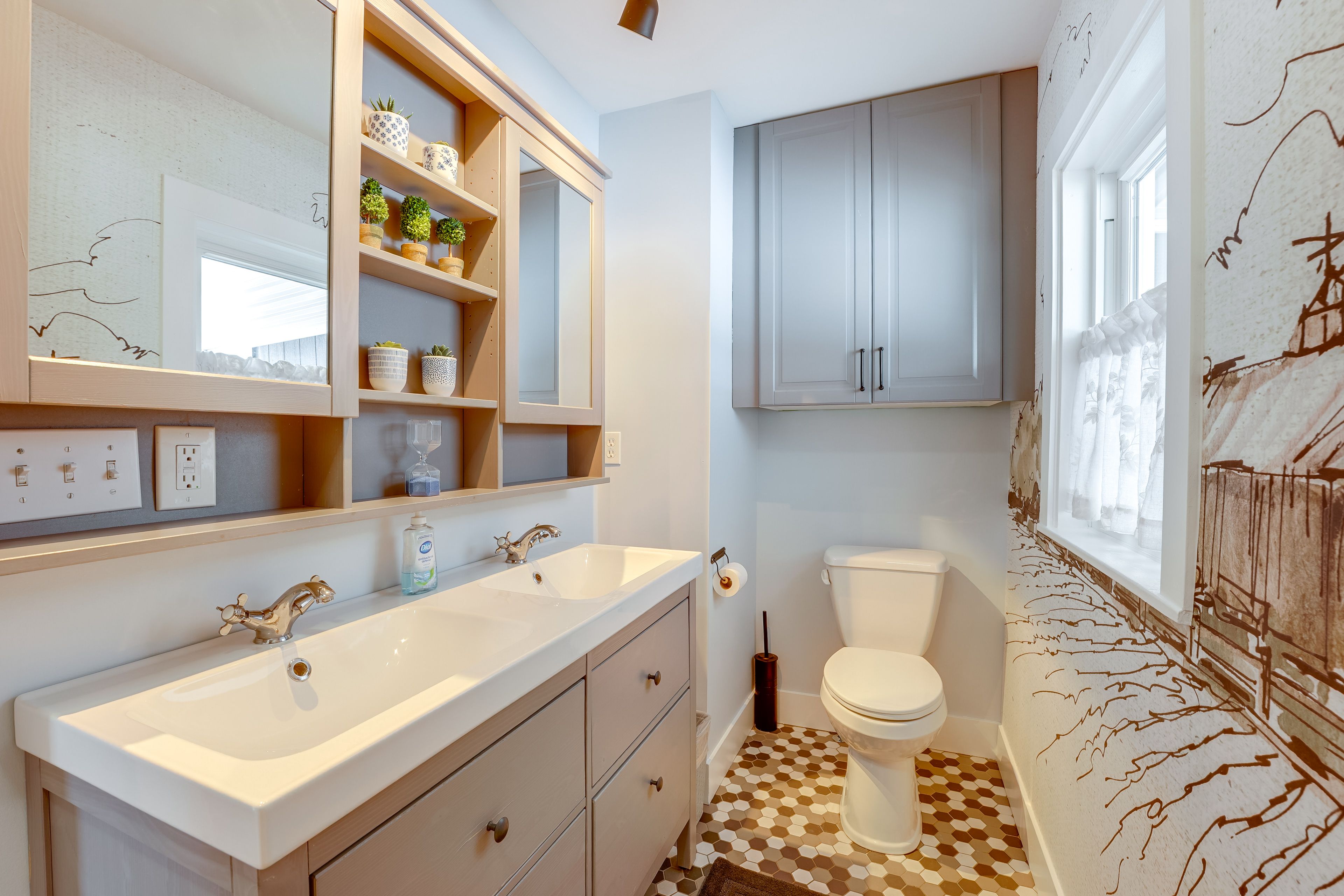 Main House | Full Bathroom | 1st Floor | Towels Provided | Toiletries