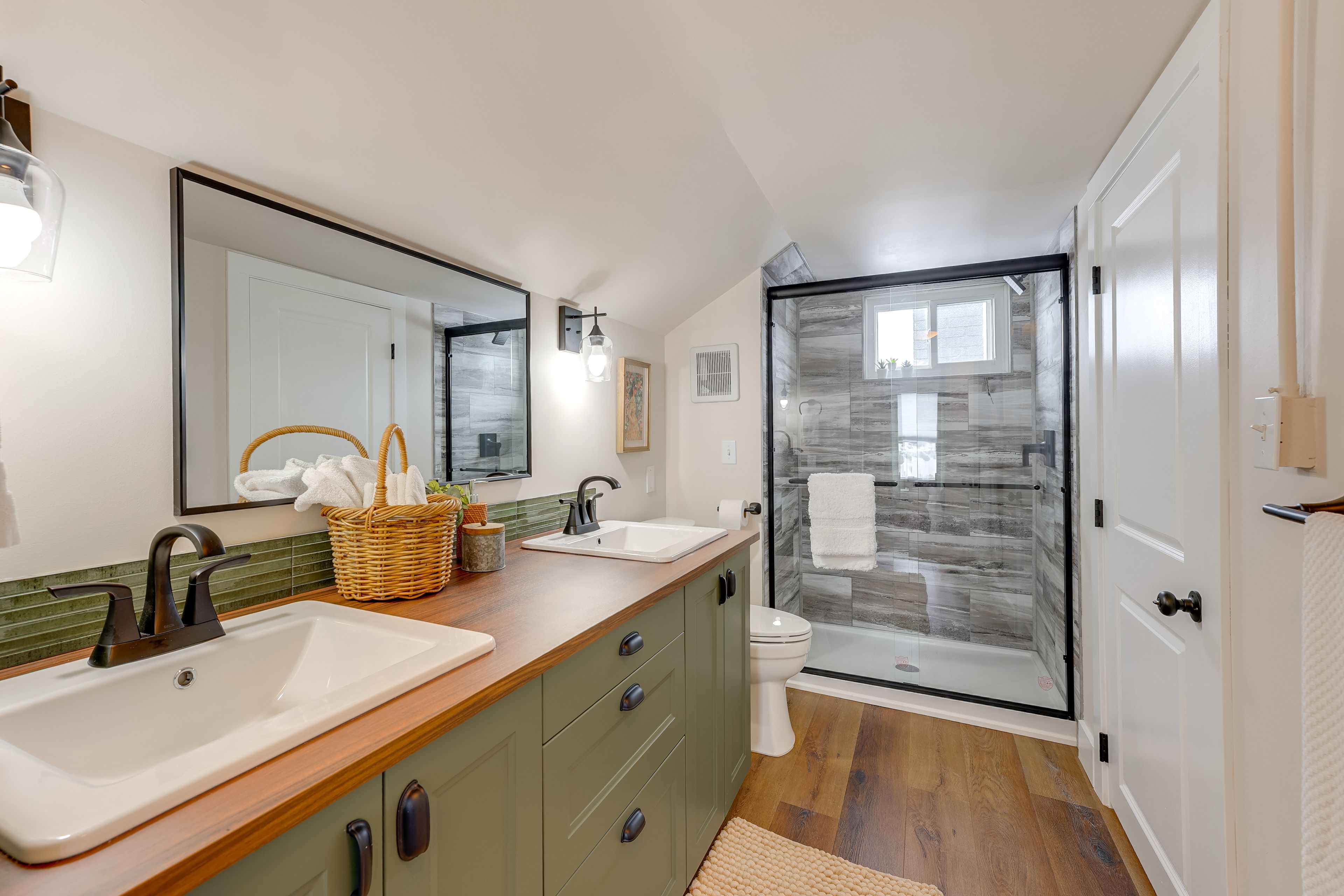 Main House | Bathroom | 2nd Floor