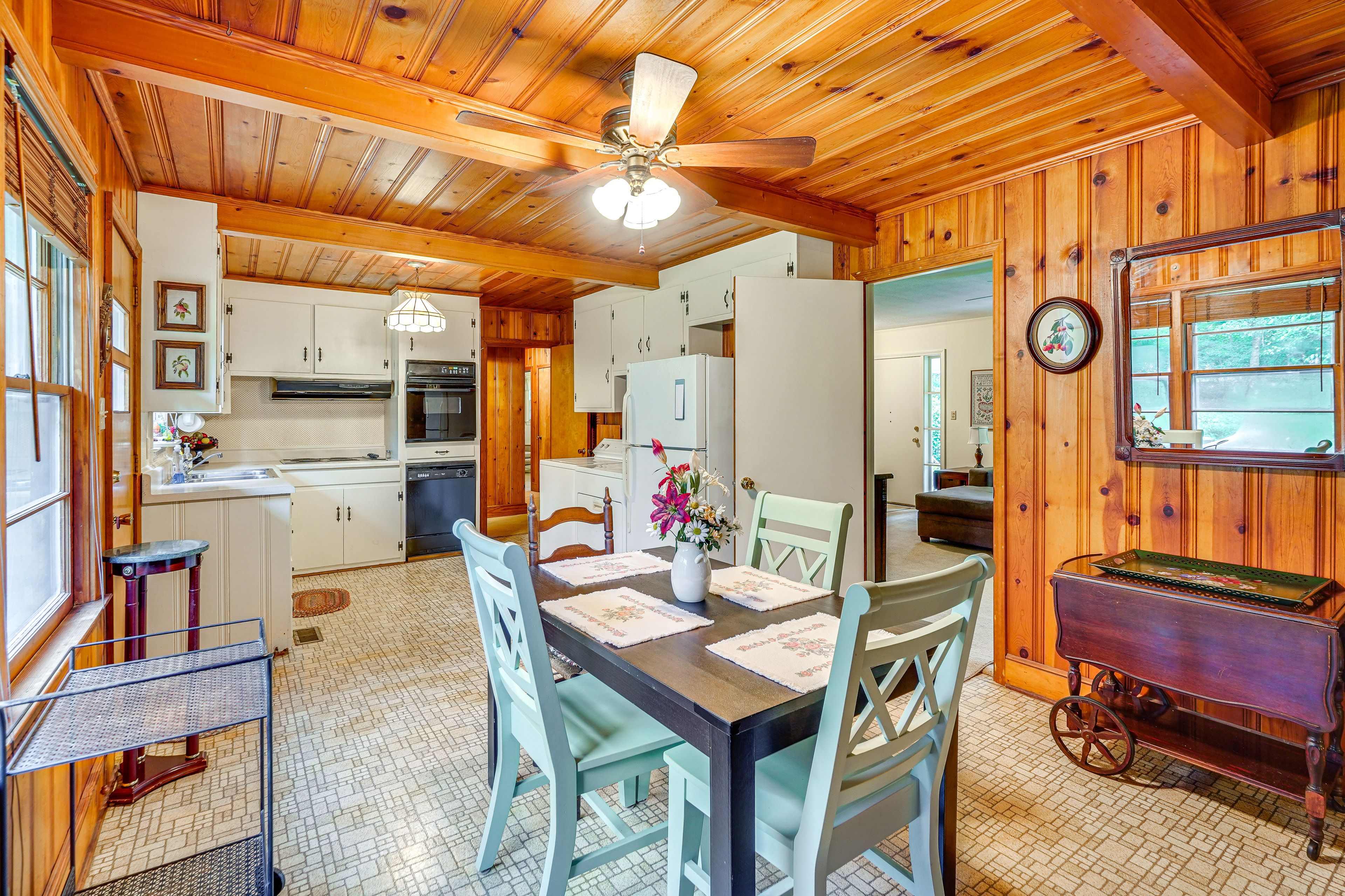 Dining Area | Dishware/Flatware Provided