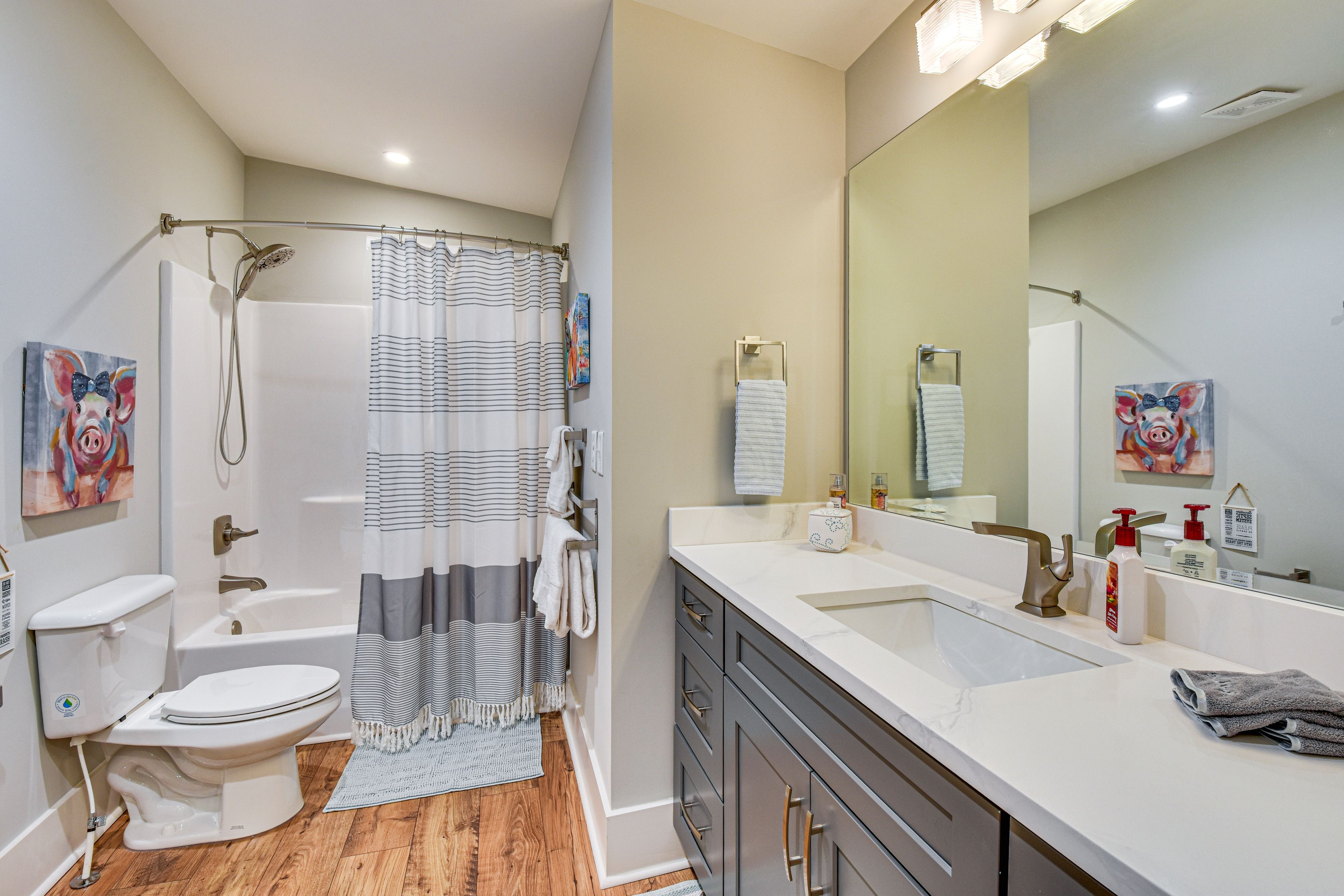 Full Bathroom | Upper Floor