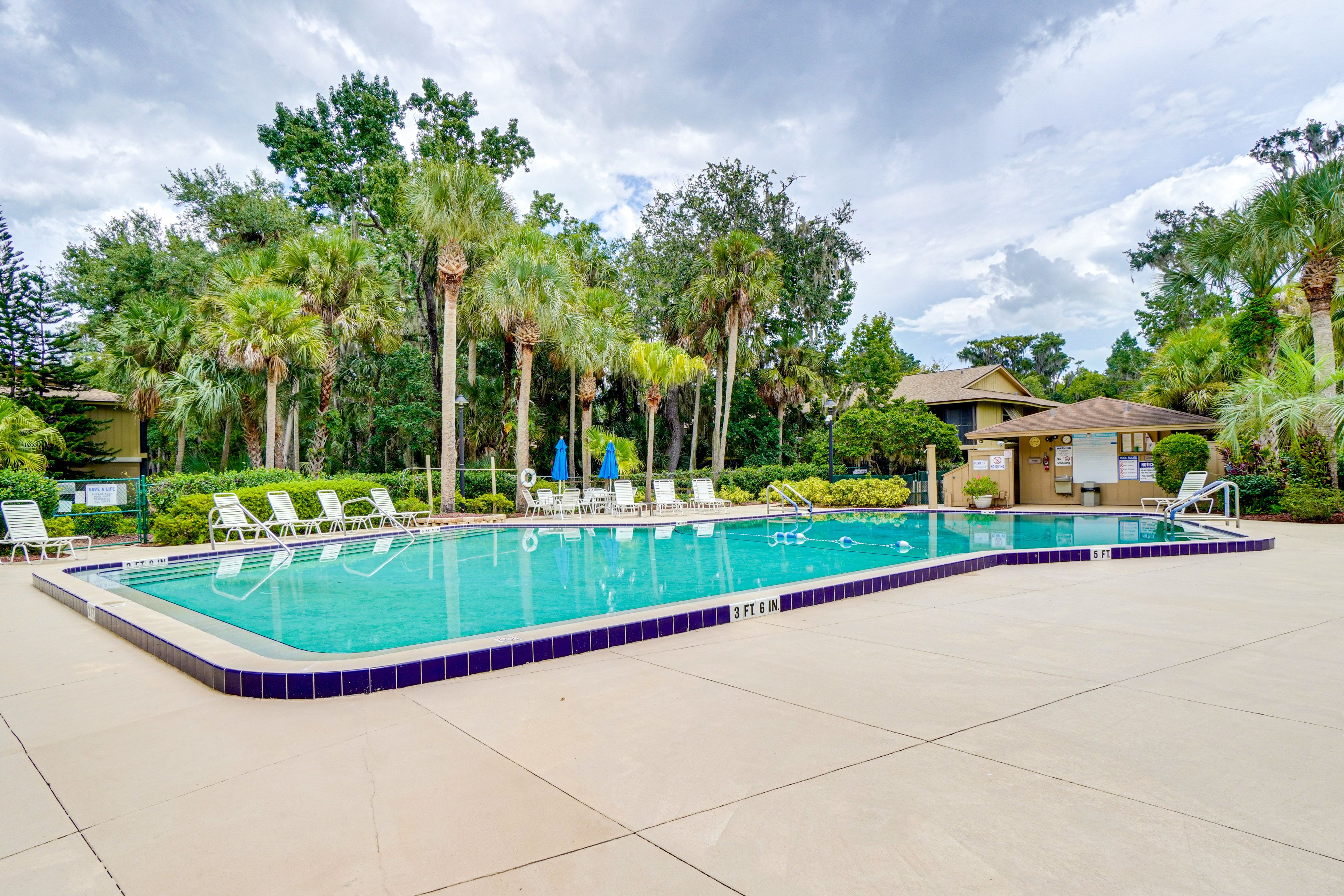 Lakeside Condos Amenities | Community Pool