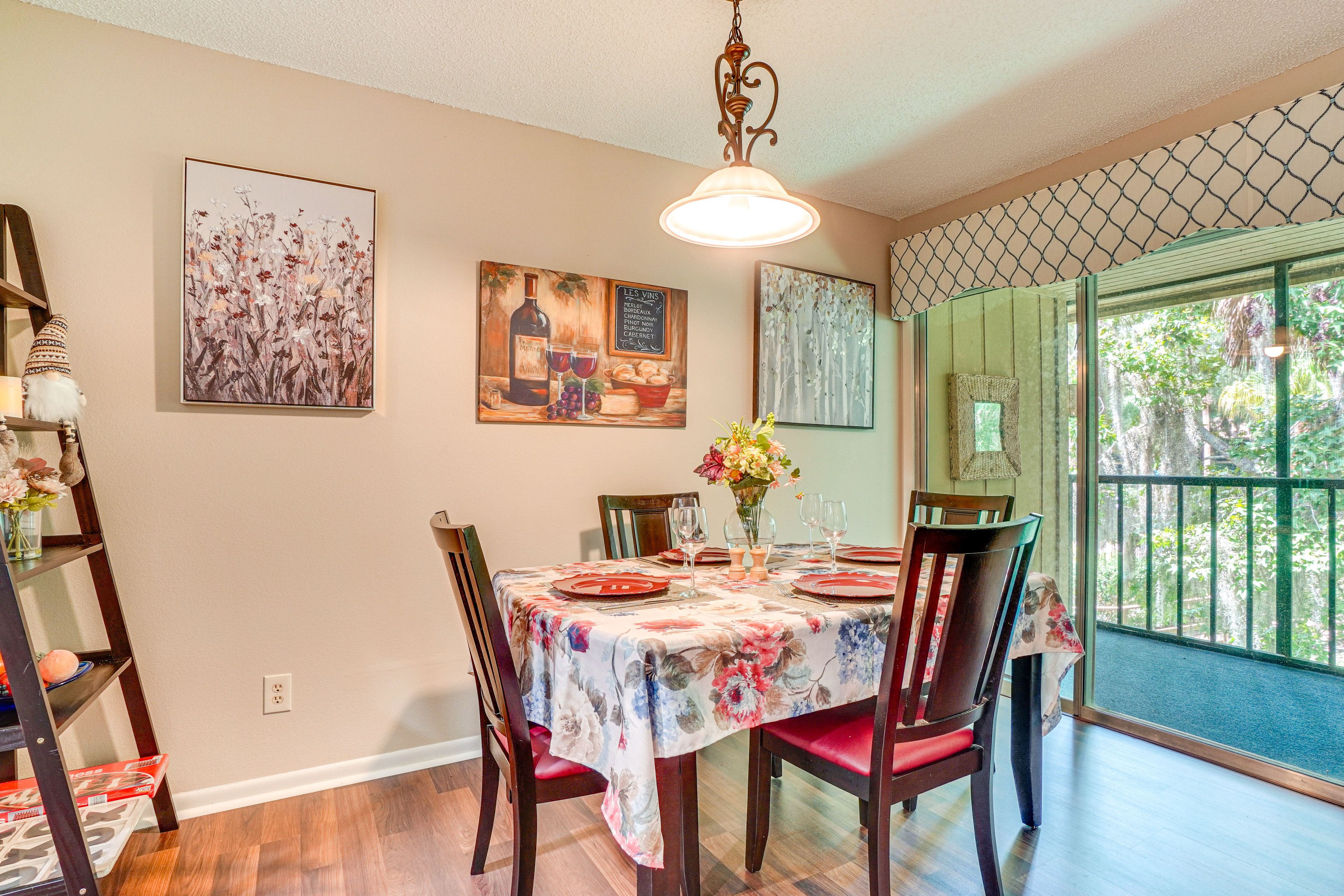 Dining Area | Dishware/Flatware Provided | Free WiFi