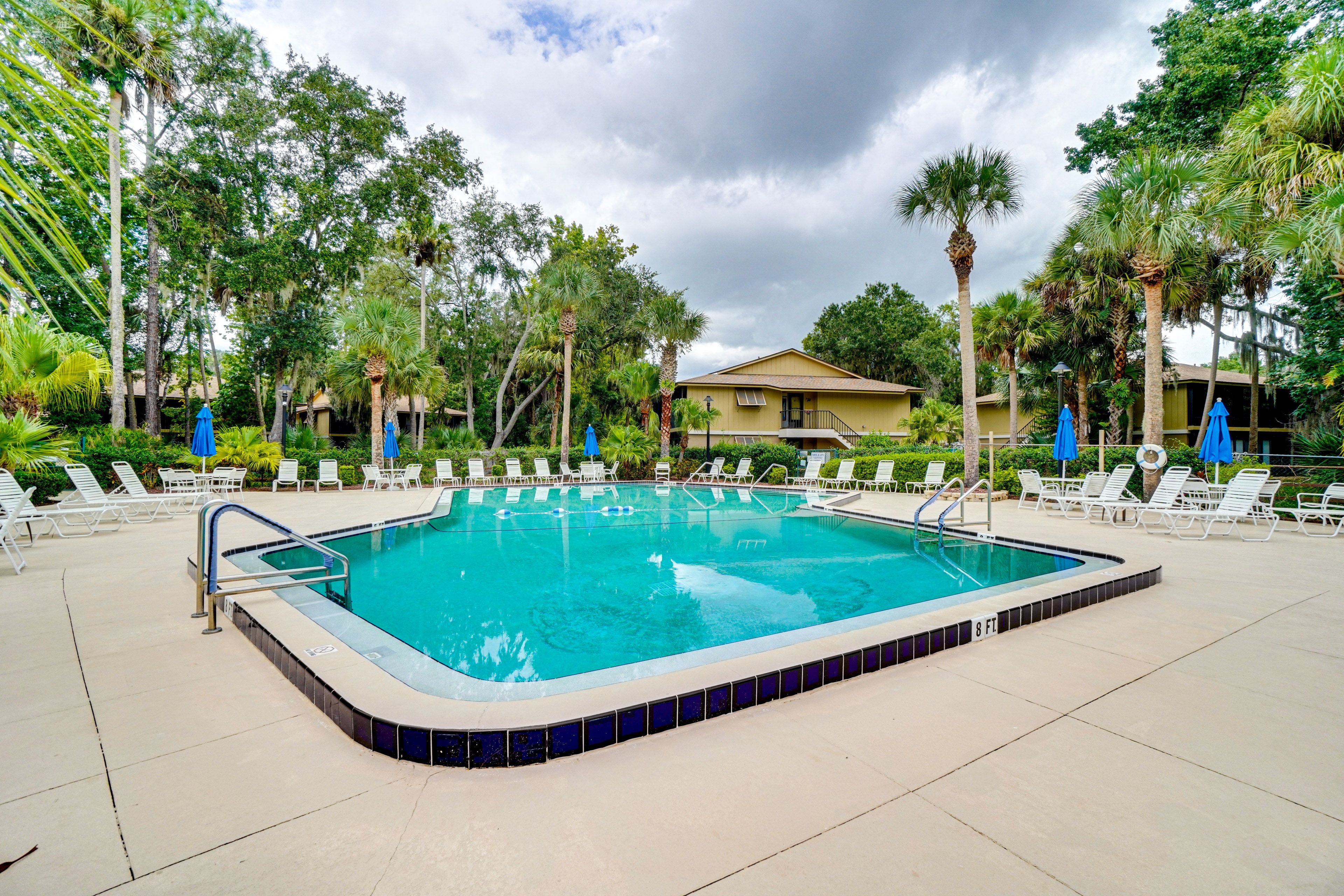 Lakeside Condos Amenities | Community Pool