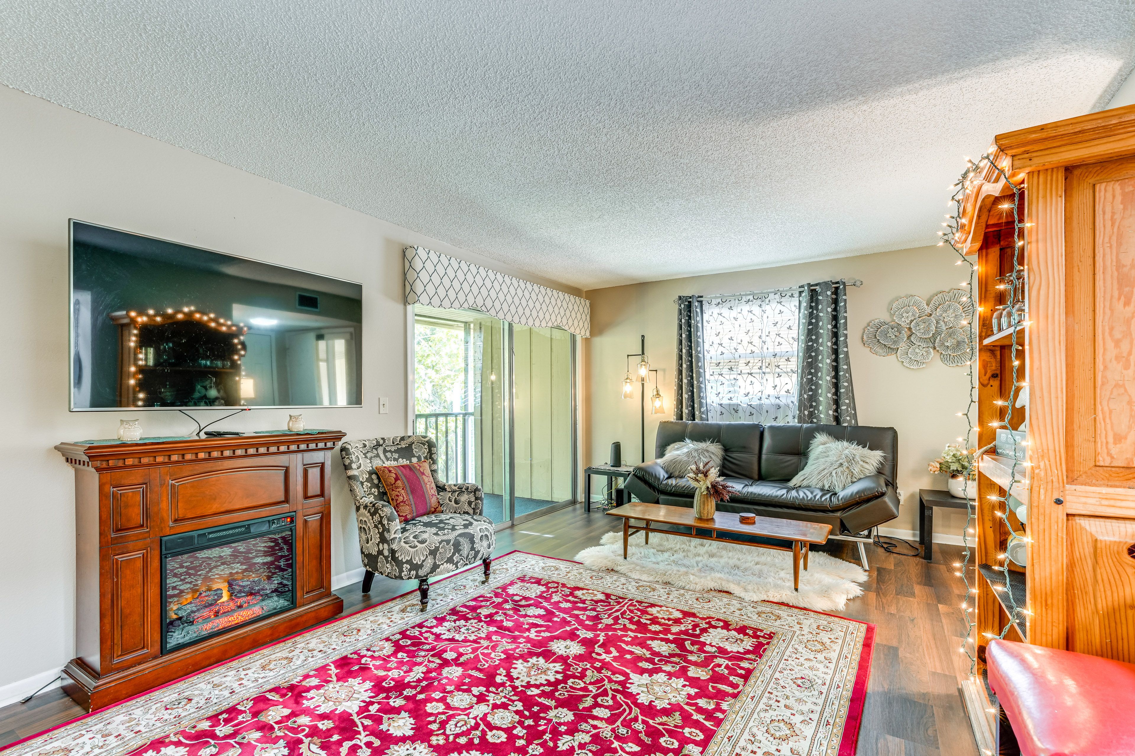 Deltona Vacation Rental | 2BR | 2BA | 897 Sq Ft | Stairs to Enter