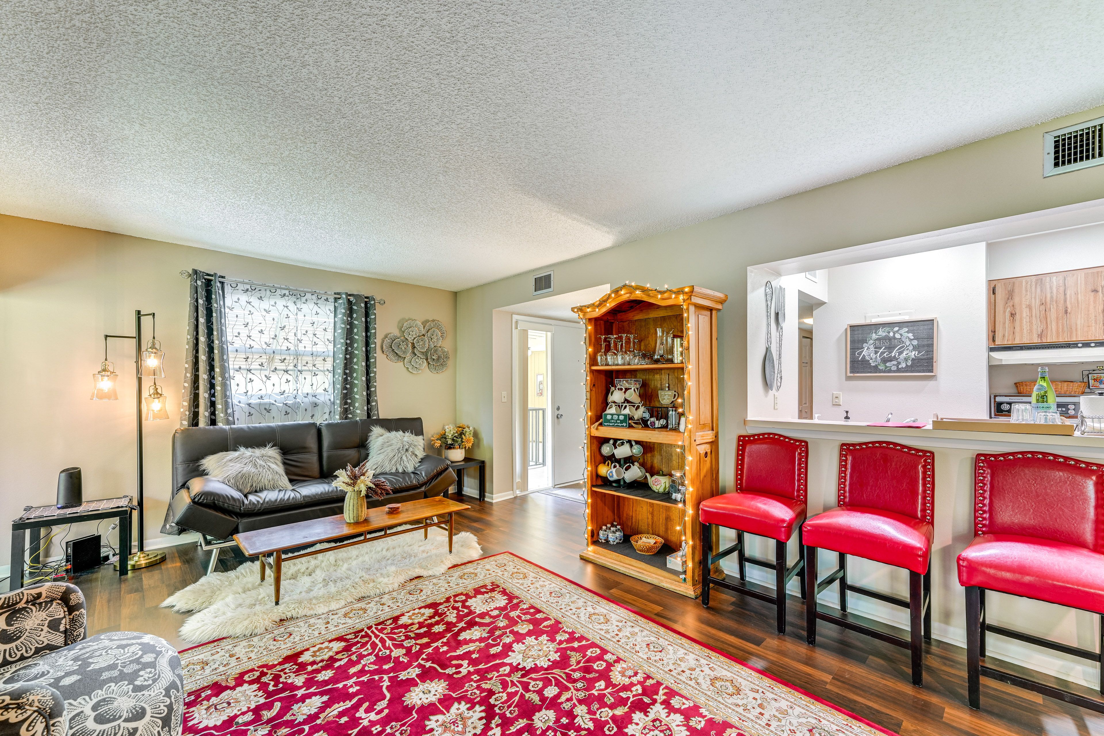 Living Room | Fireplace | Full Futon | Central Heating & A/C | Smart TV