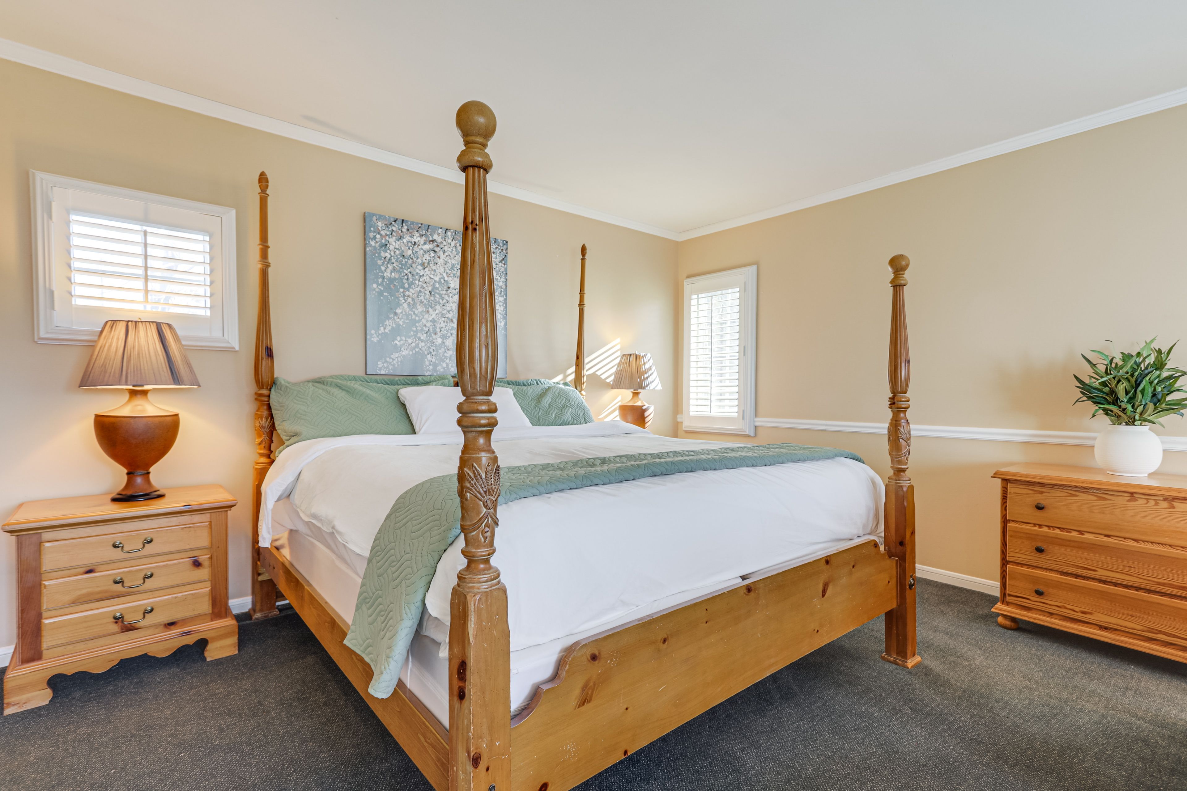 Studio | King Bed | Linens Provided