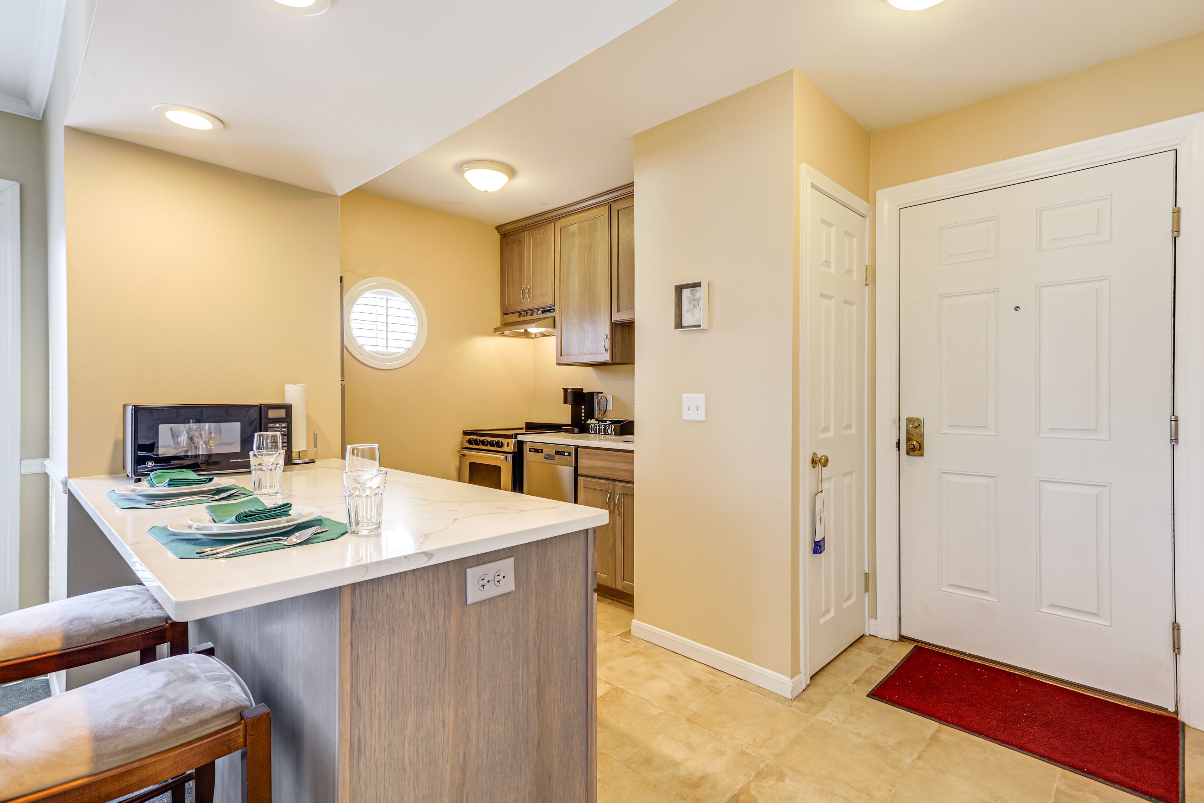Dining Area | Breakfast Bar | Dishware/Flatware | Free WiFi