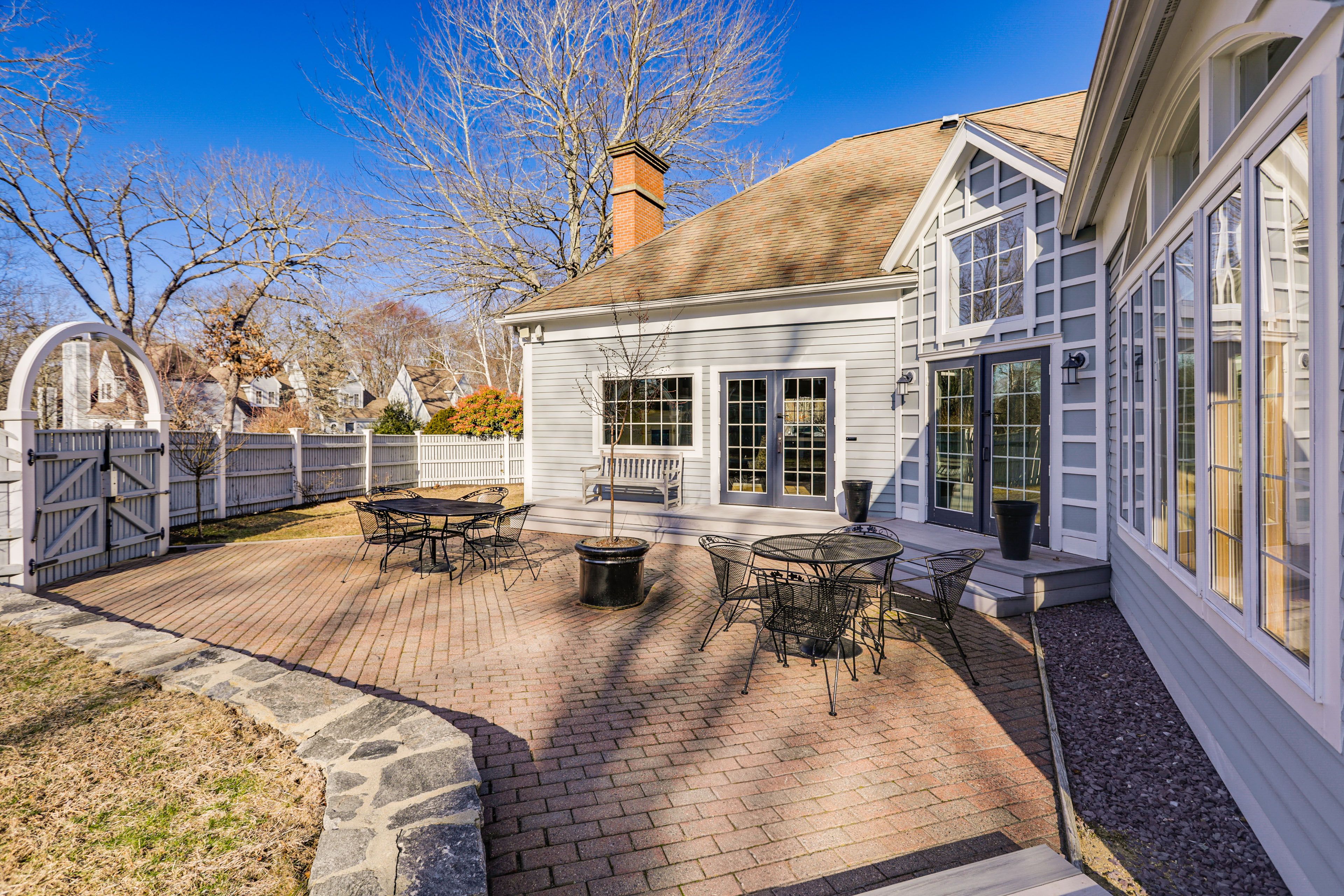 Community Amenities | Outdoor Dining Area