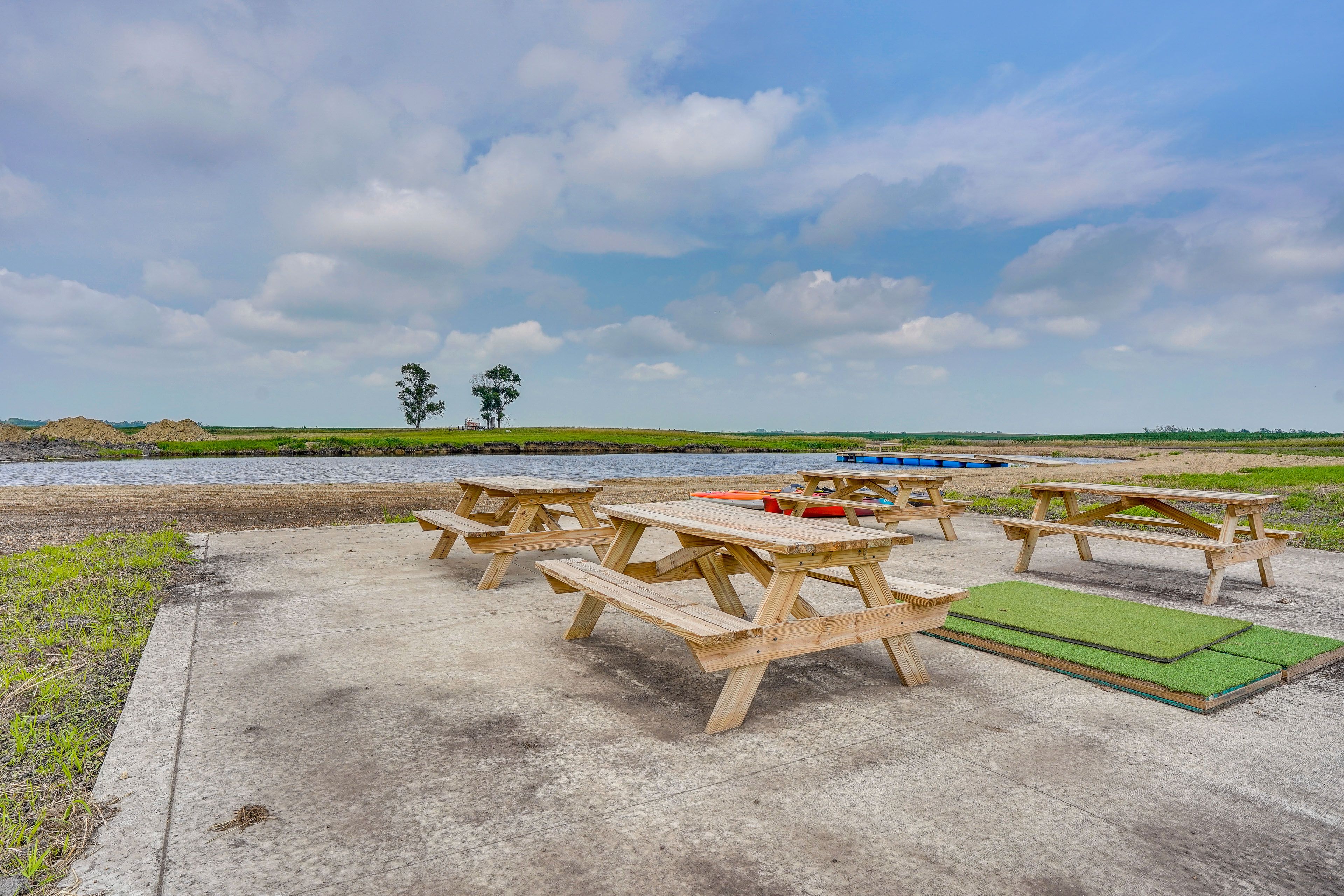 Suncatcher Acres Lodge Amenities | Fishing Pond | Kayaks | Picnic Area