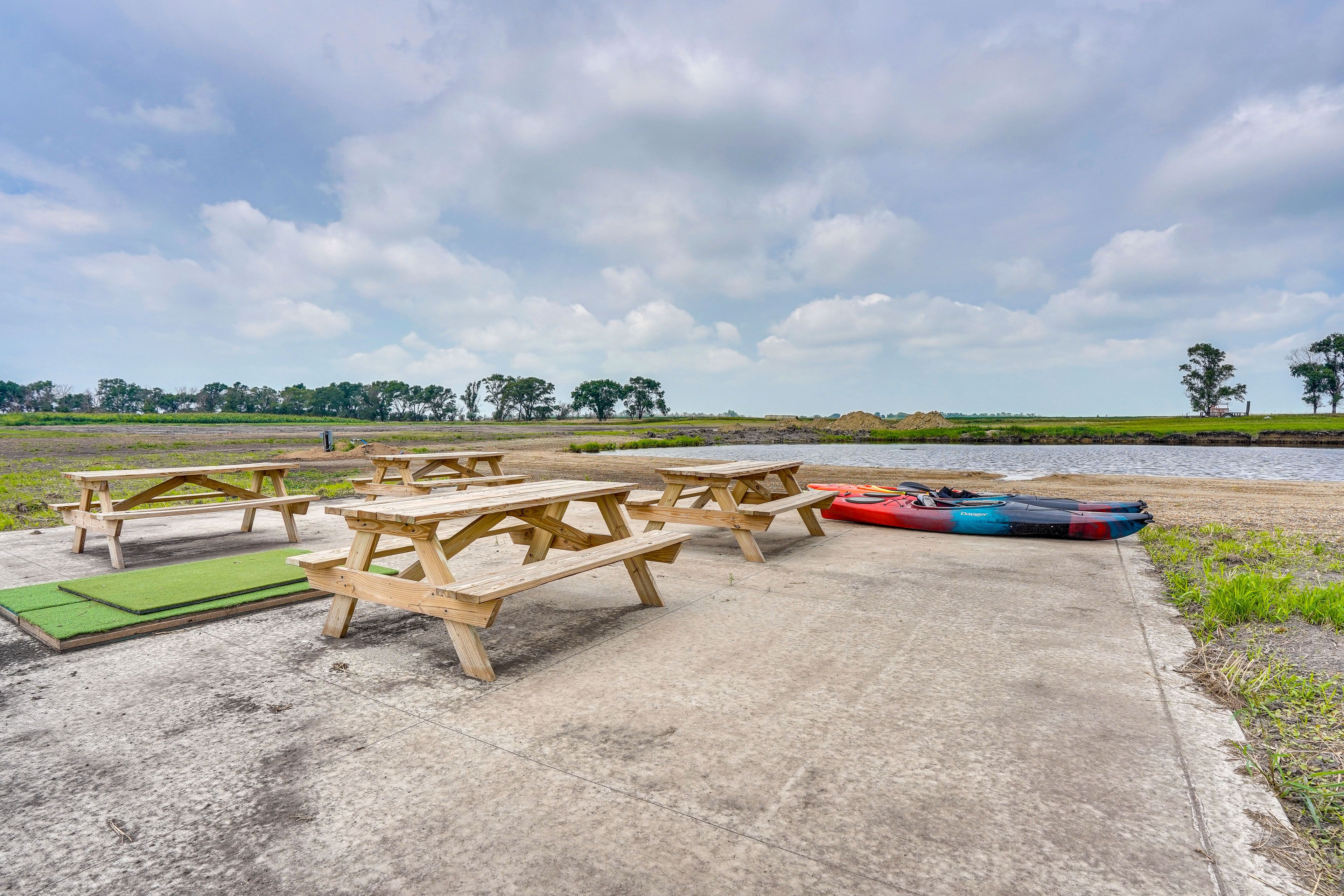 Suncatcher Acres Lodge | Picnic Area | Fishing Pond