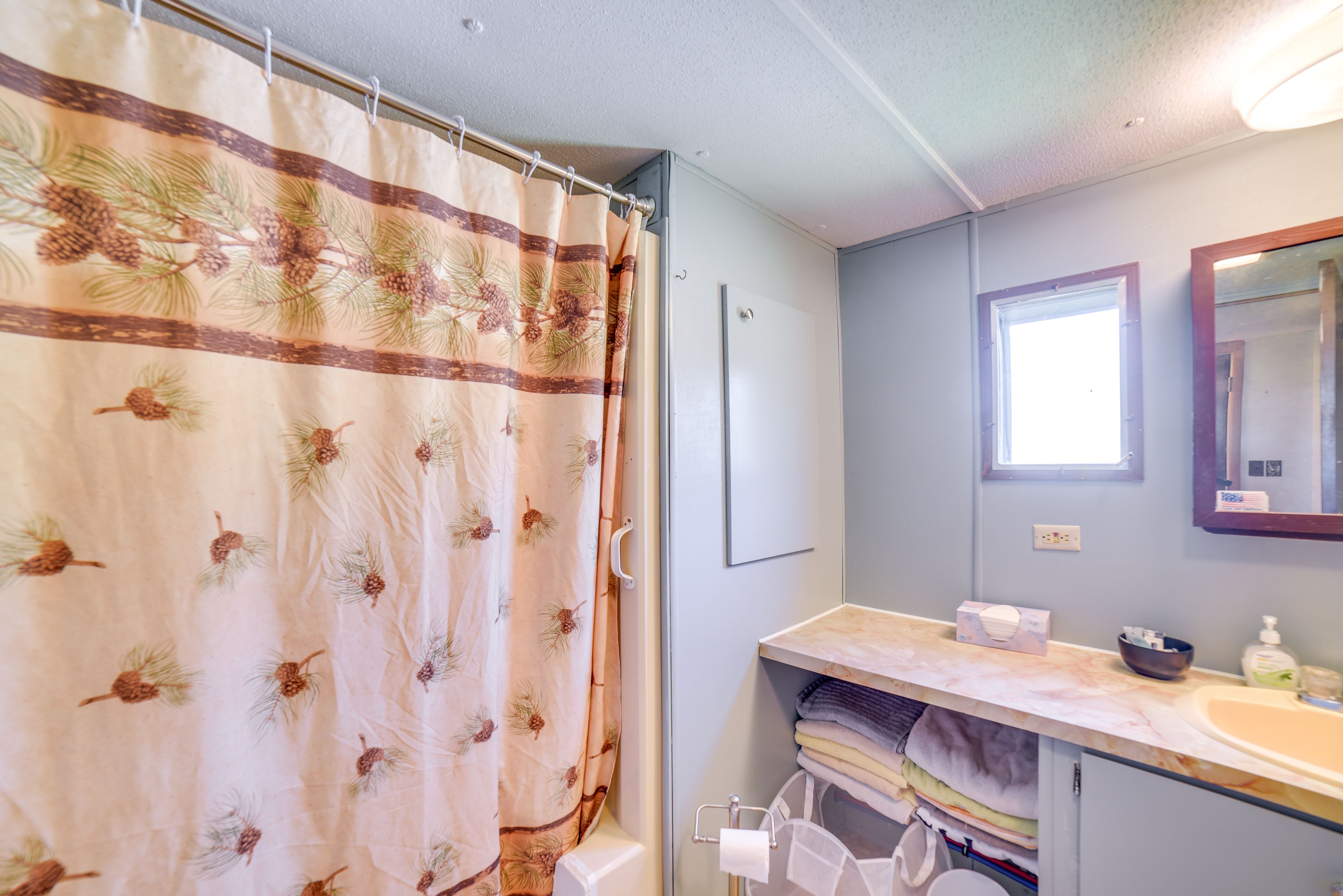 Full Bathroom | Towels Provided | Complimentary Toiletries