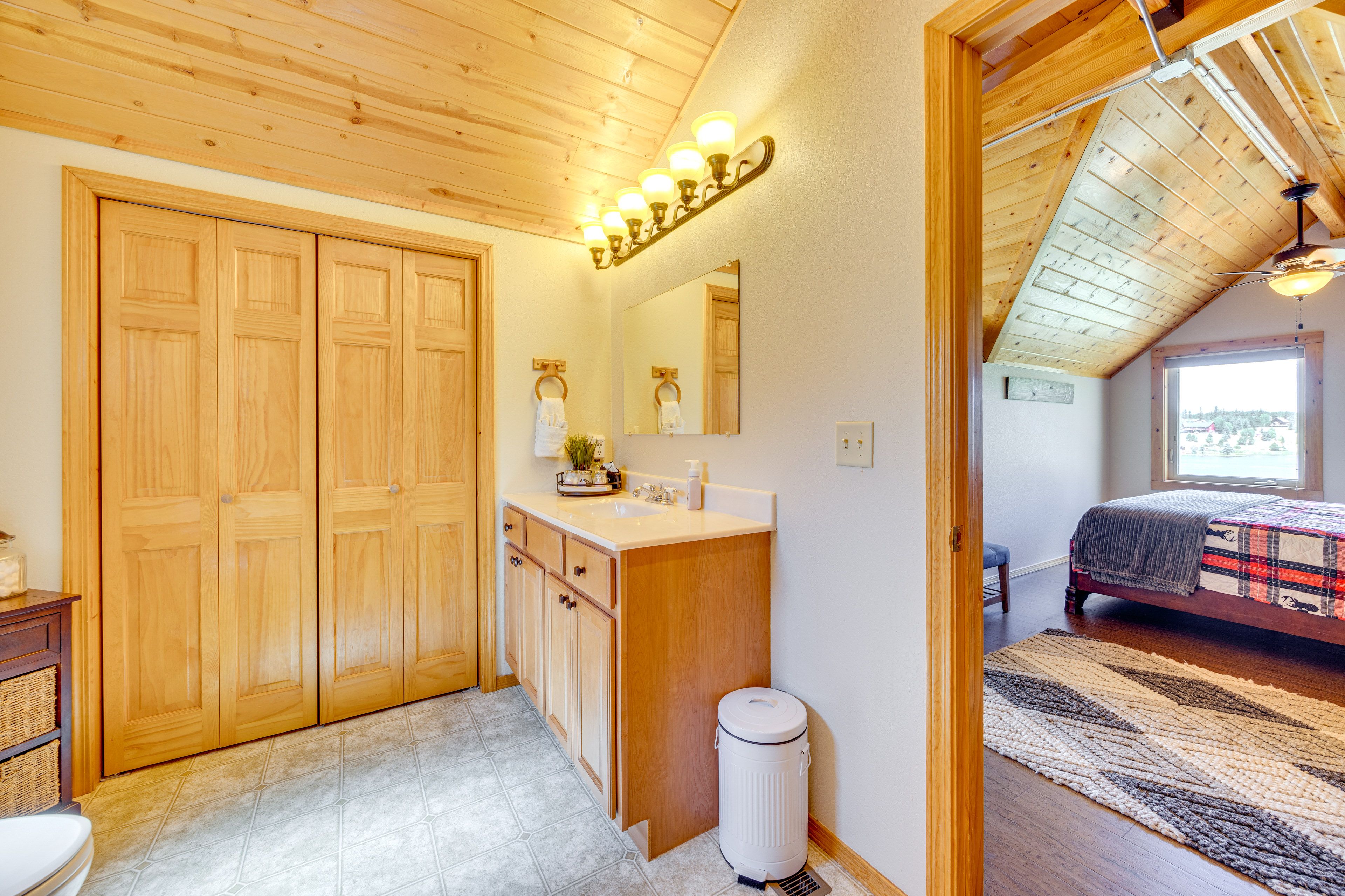 En-Suite Bathroom | Towels Provided | Complimentary Toiletries | Upper Level