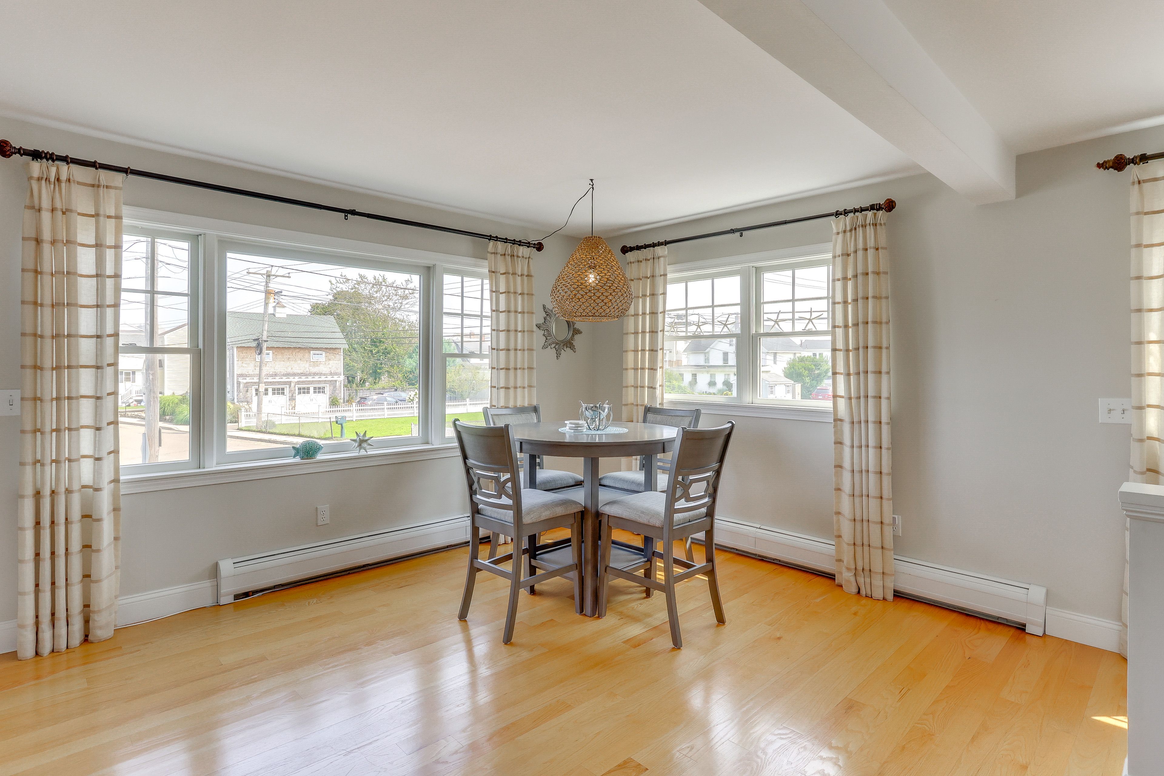 4-Person Dining Table | Main Level | Dishware/Flatware