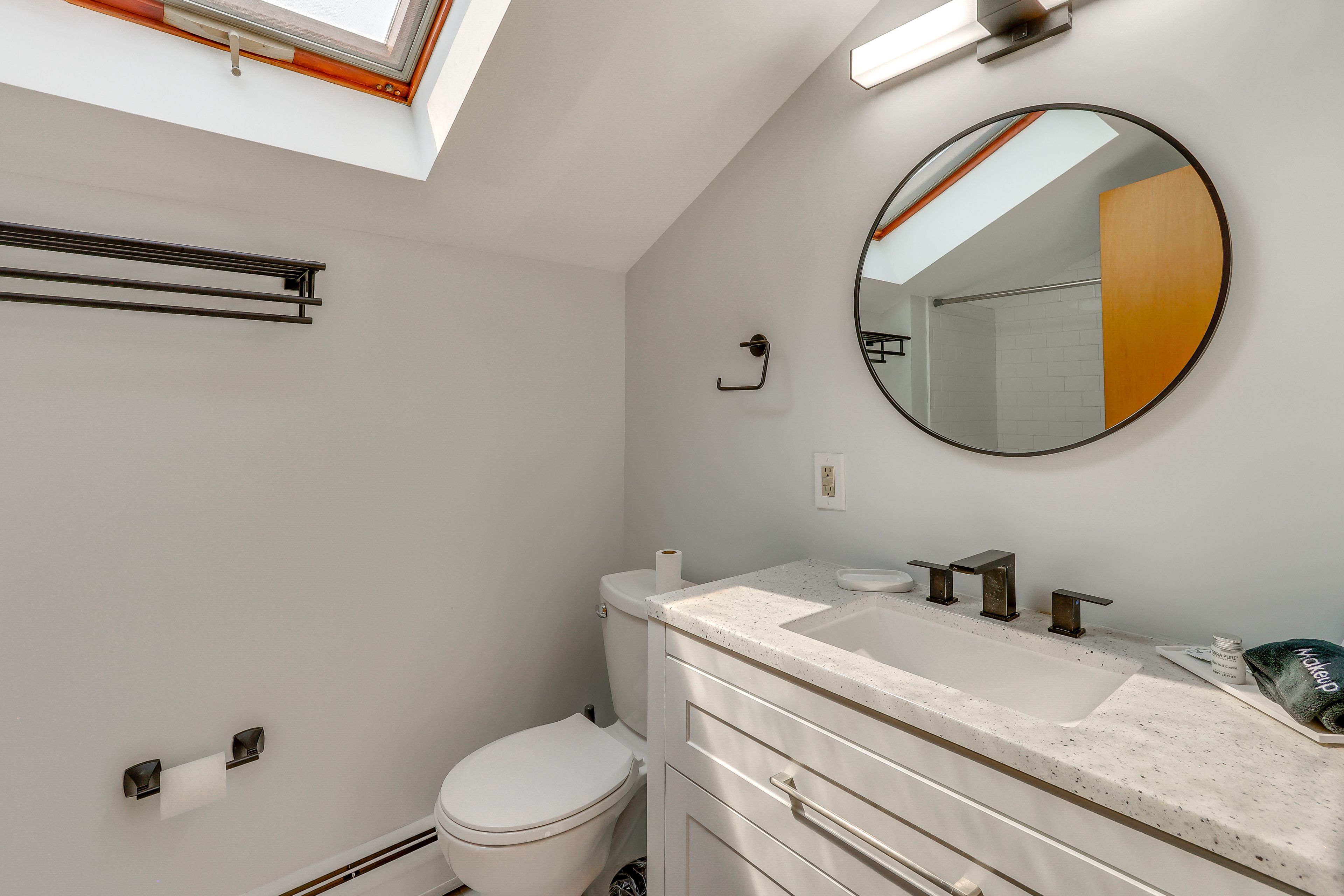Full Bathroom | Upper Level | Towels Provided