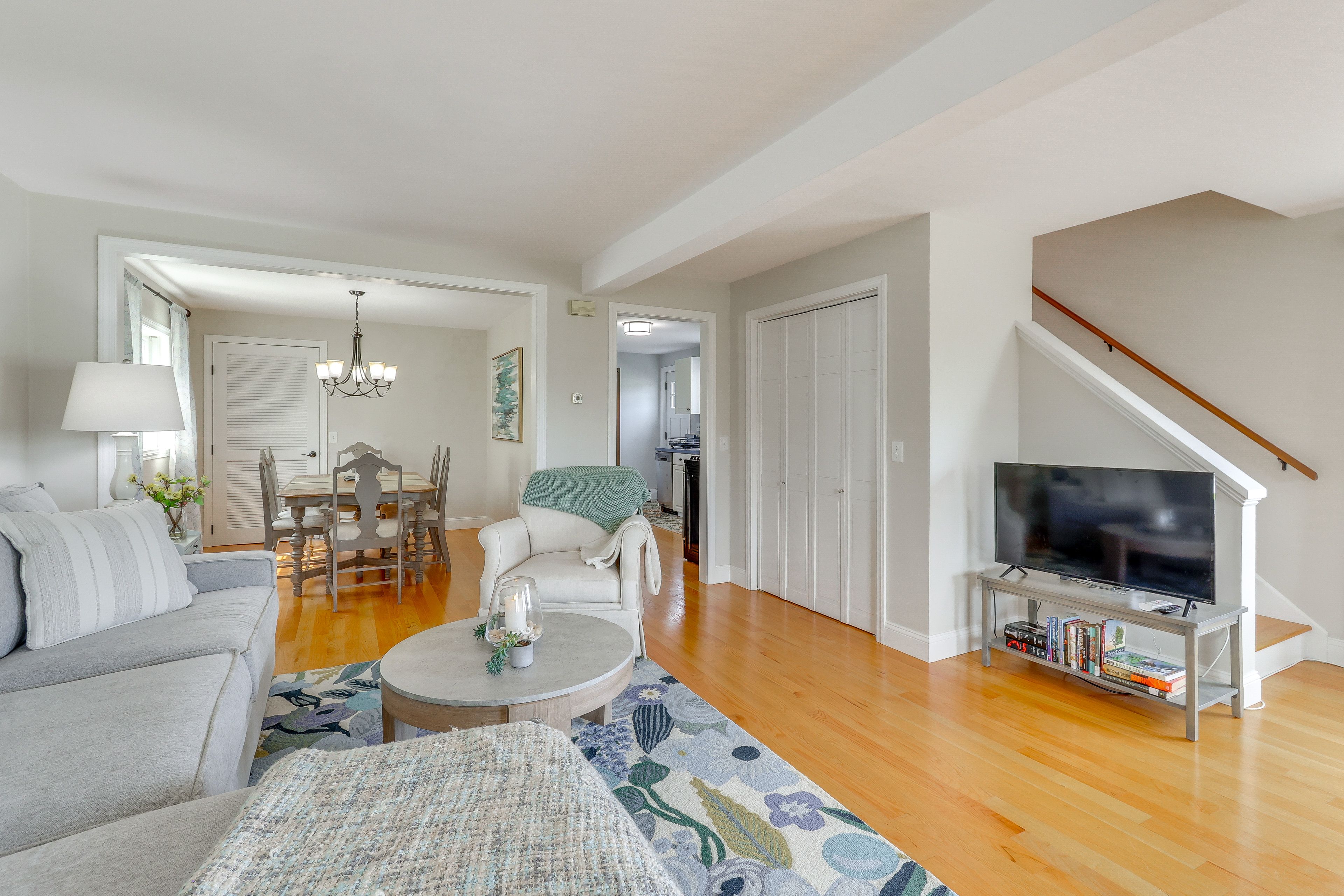 Living Room | Multi-Level Home | Books | Smart TV | Free WiFi