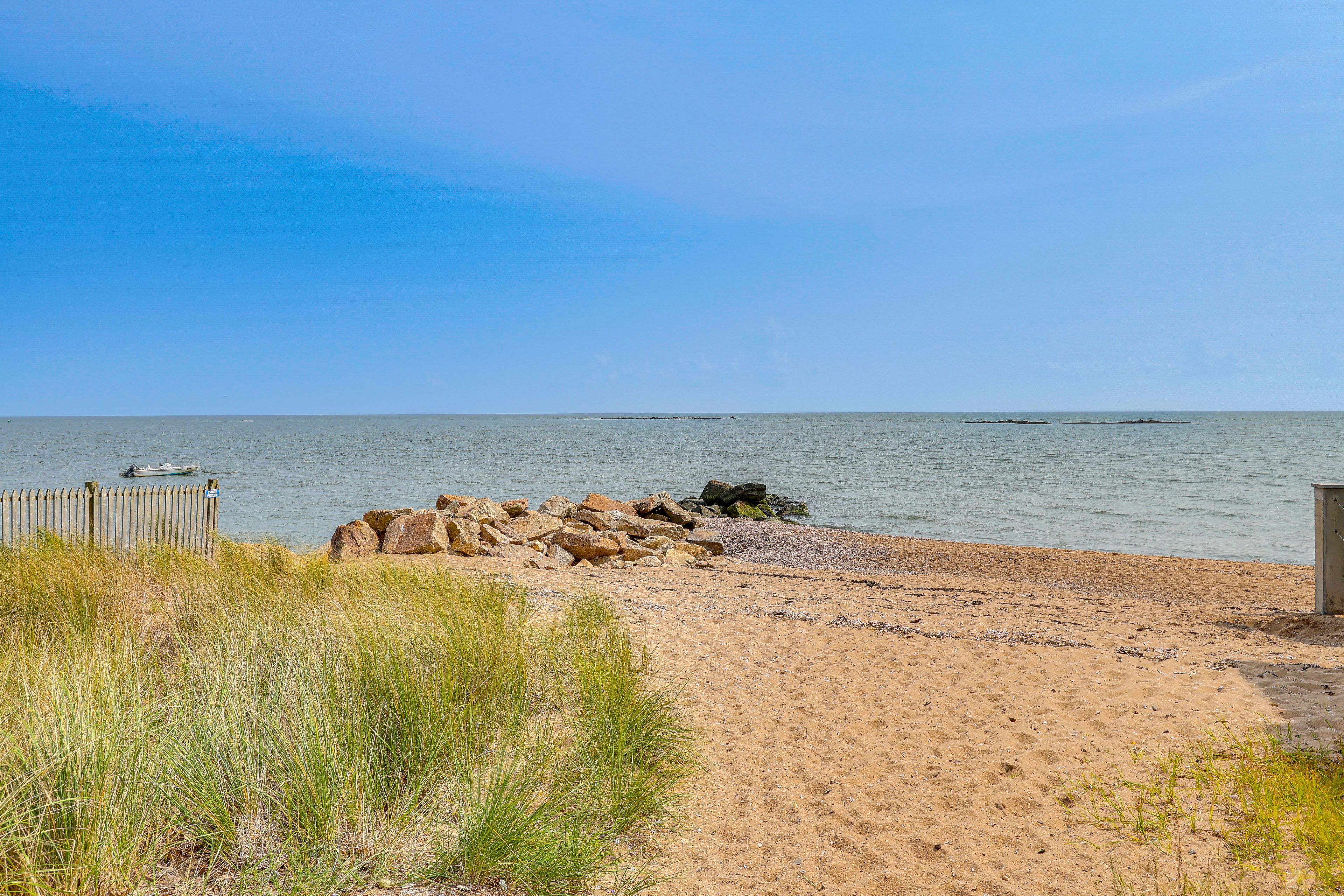 Beach Access | Central Location | Cornhole | Outdoor Shower