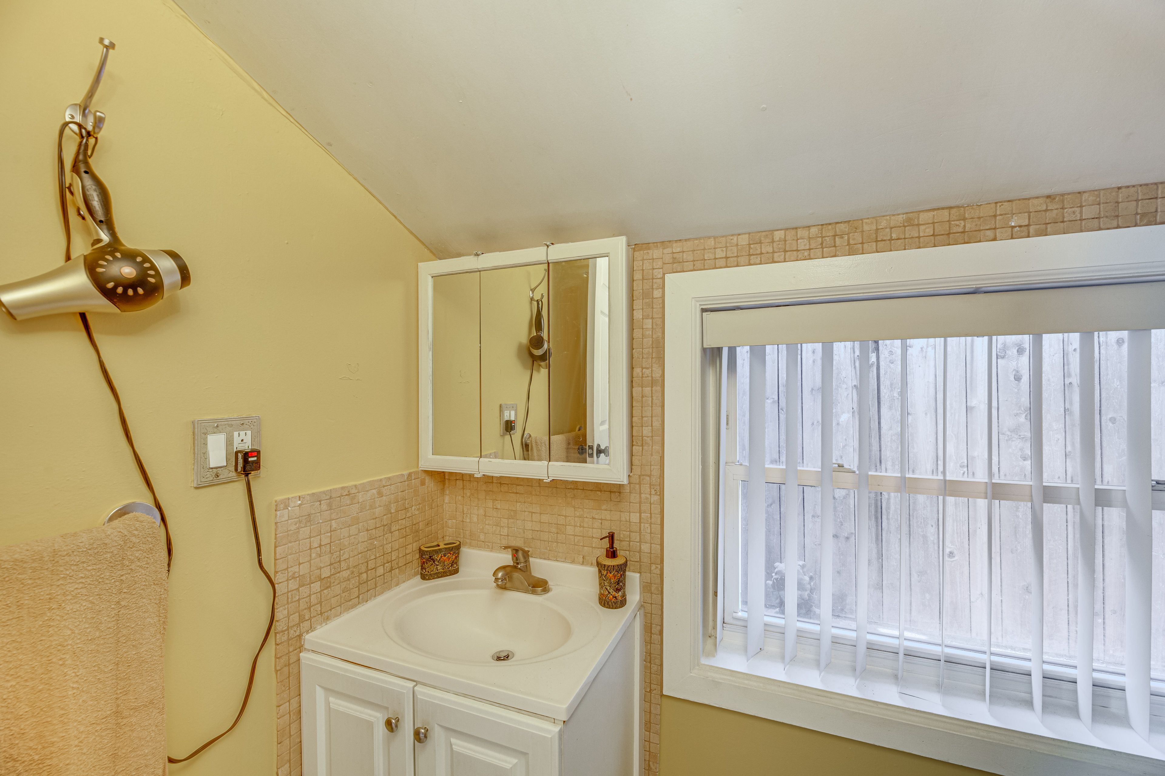 Full Bathroom | Towels Provided | Complimentary Toiletries | Hair Dryer