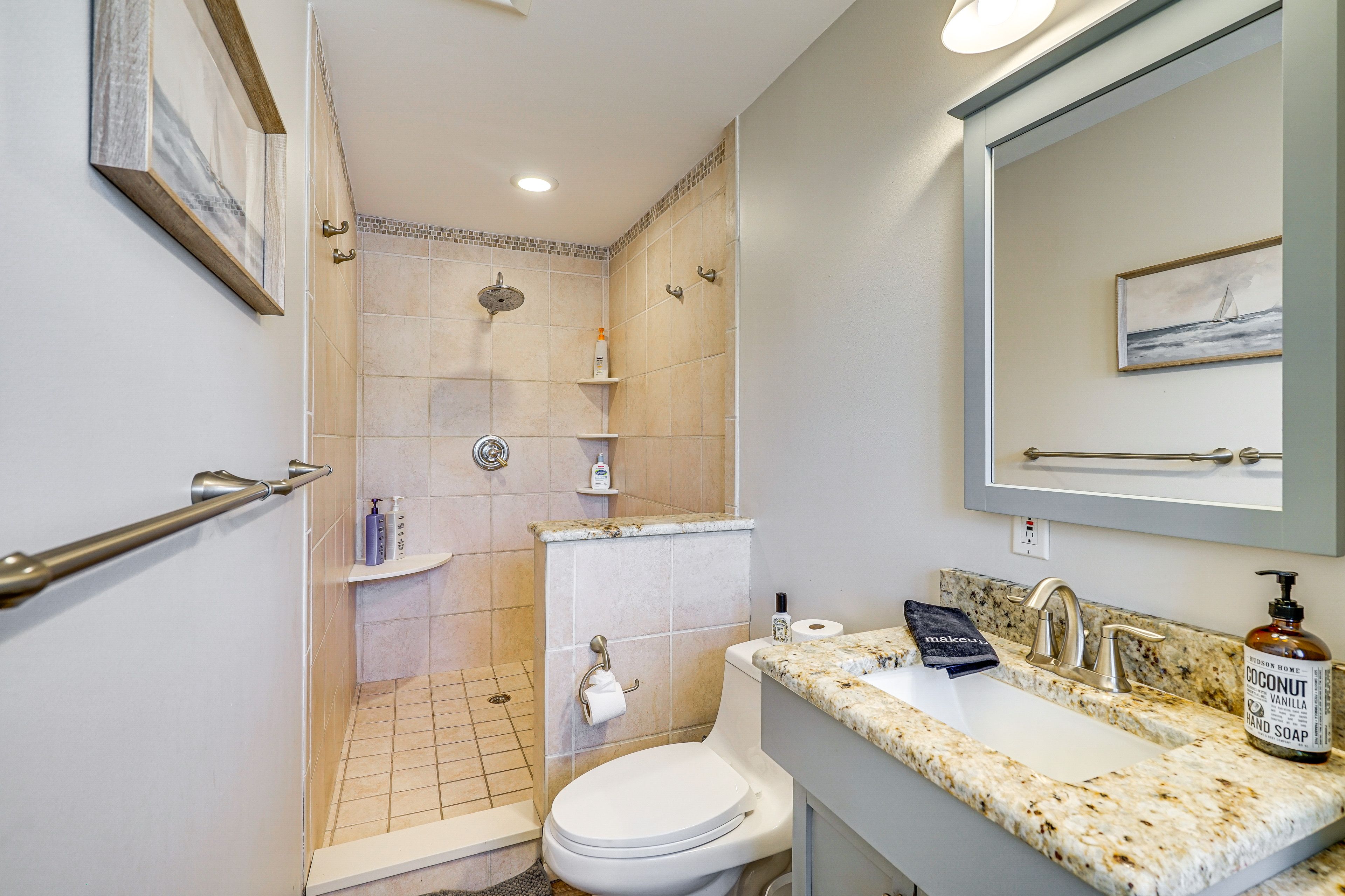 Full Bathroom | Towels Provided | Complimentary Toiletries