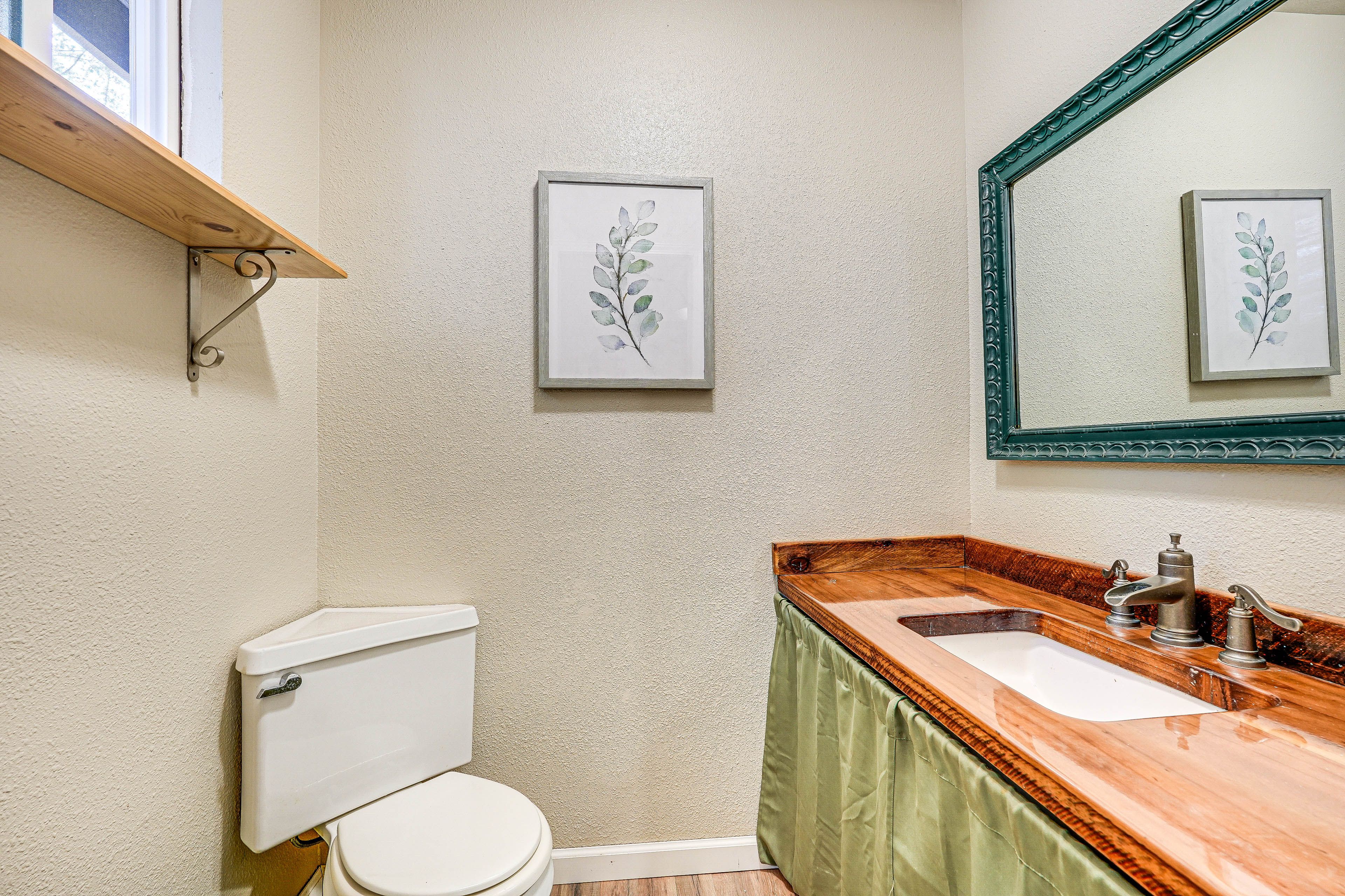 Half Bathroom | 1st Floor | Complimentary Toiletries | Hair Dryer
