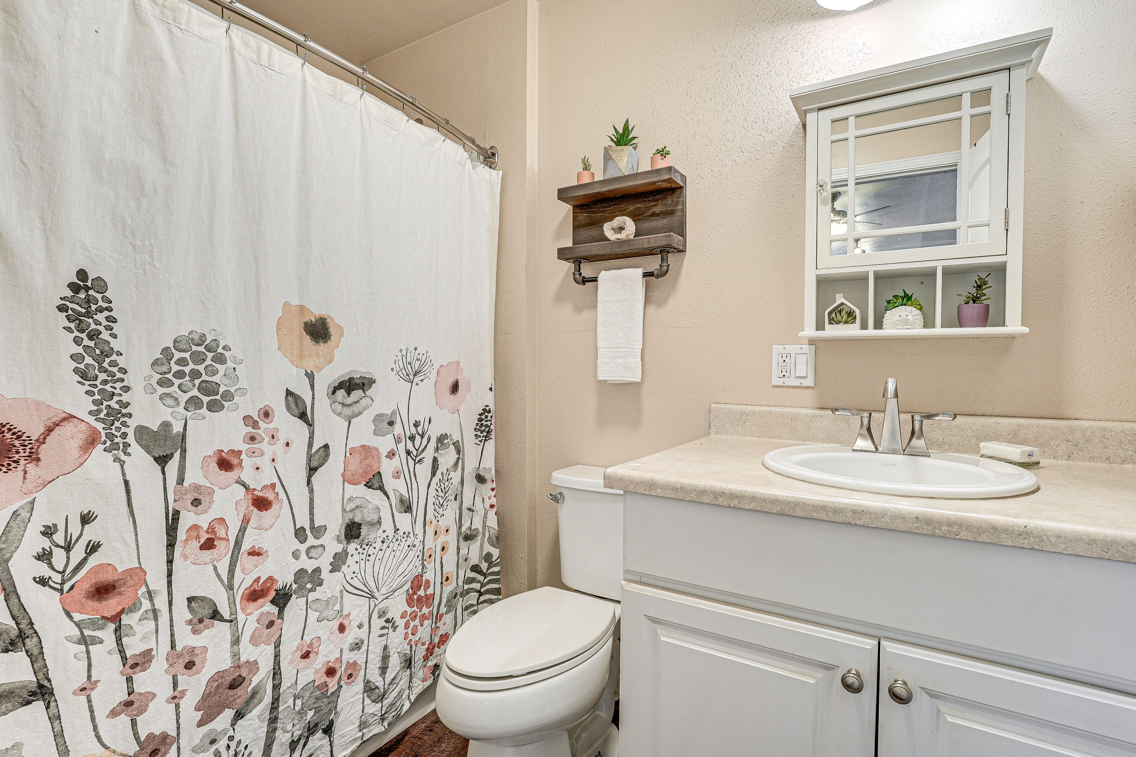 Full Bathroom | 1st Floor | Towels Provided