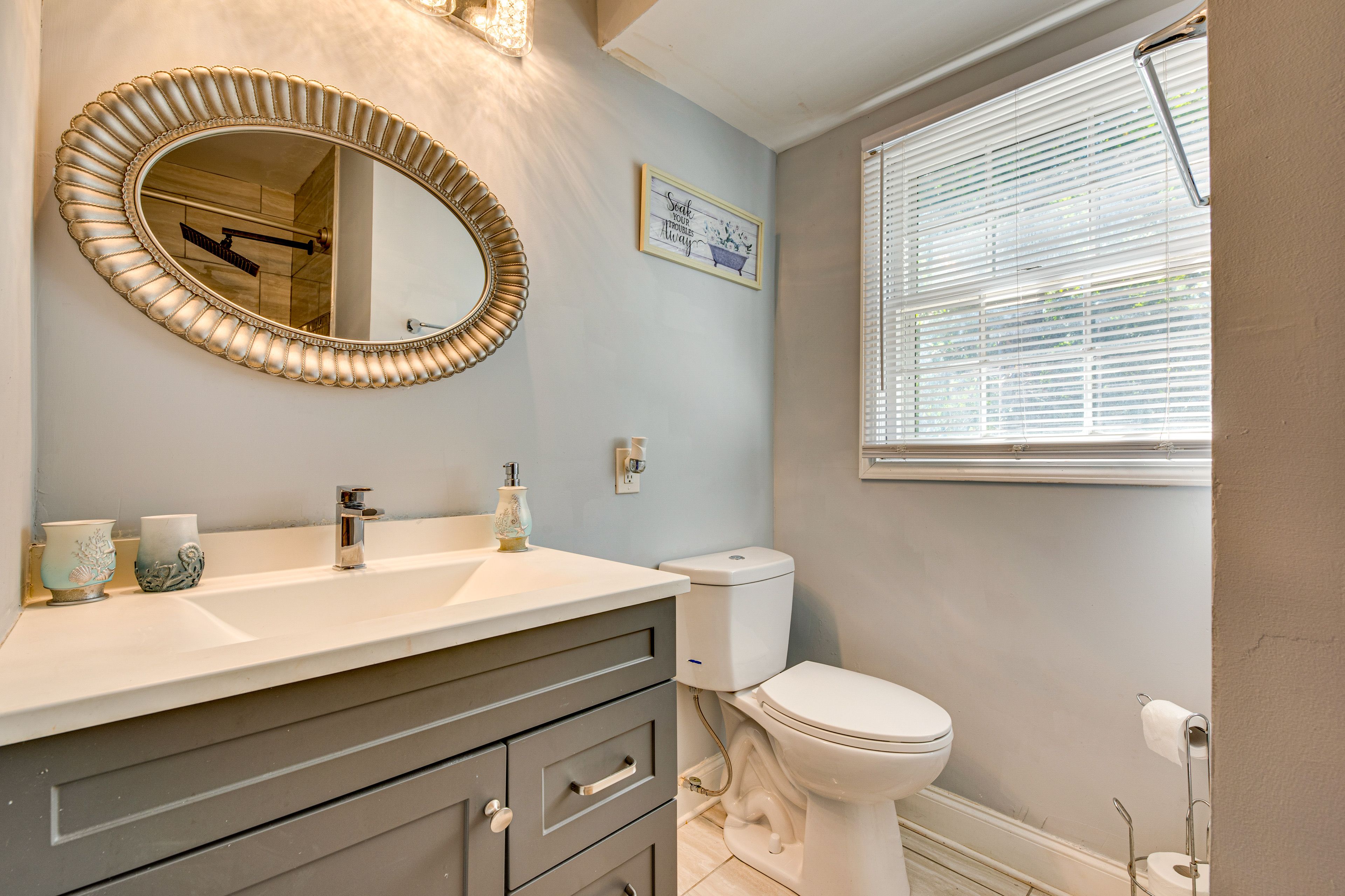 Full Bathroom | 2nd Floor | Towels Provided | Jetted Tub