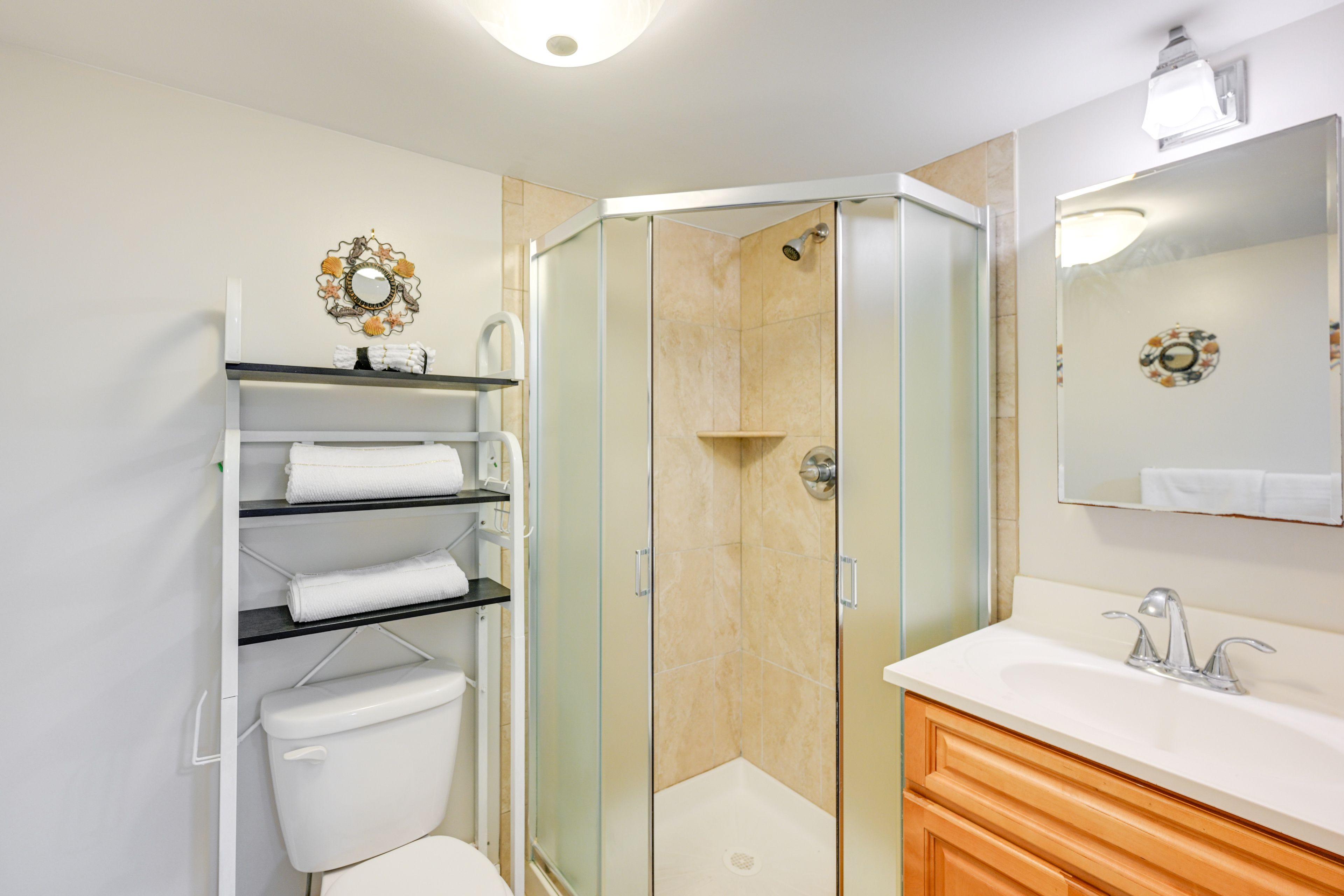 Full Bathroom | Towels Provided