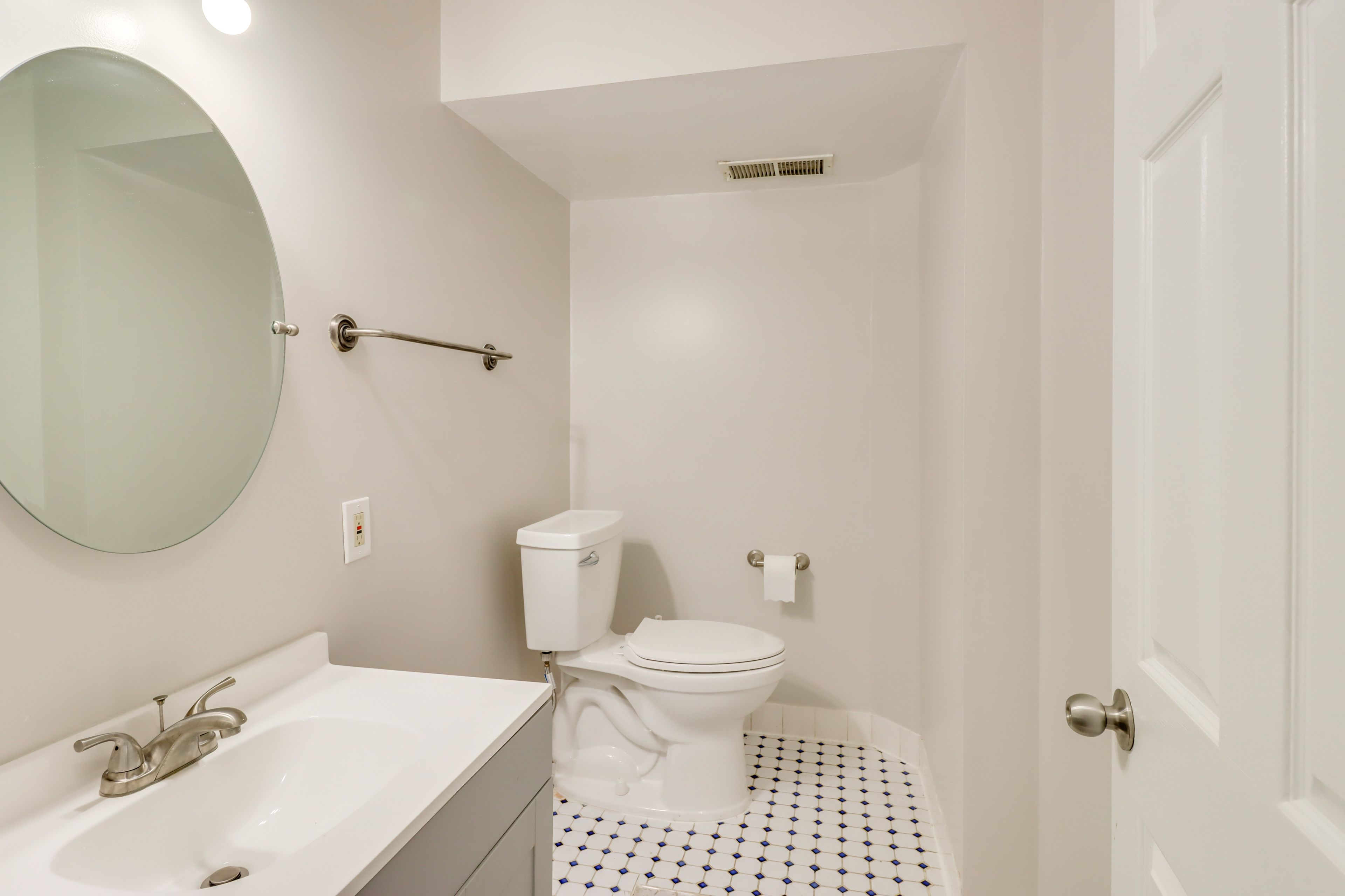 Full Bathroom | Towels Provided | Complimentary Toiletries