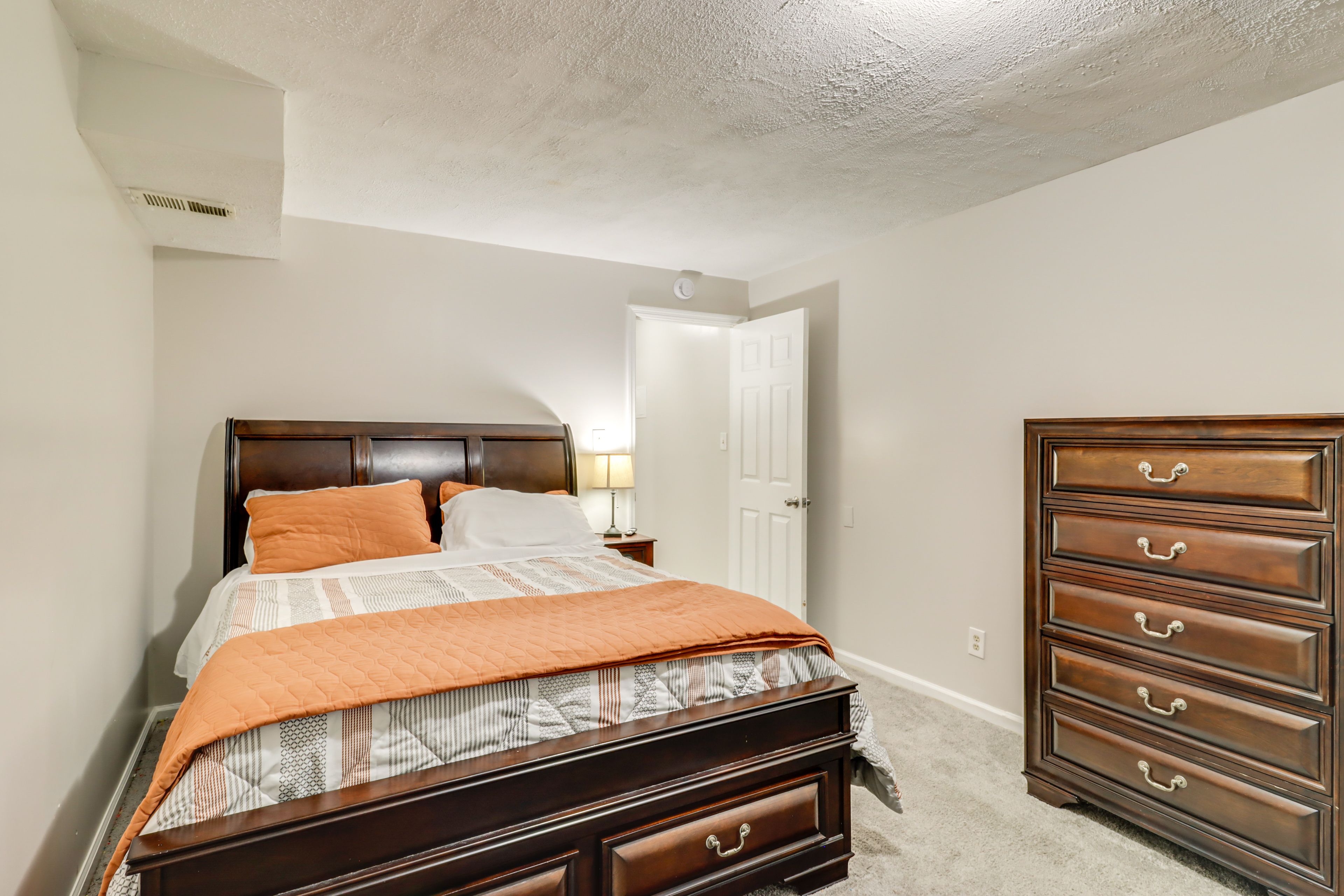 Studio | Queen Bed | Linens Provided | Smart TV