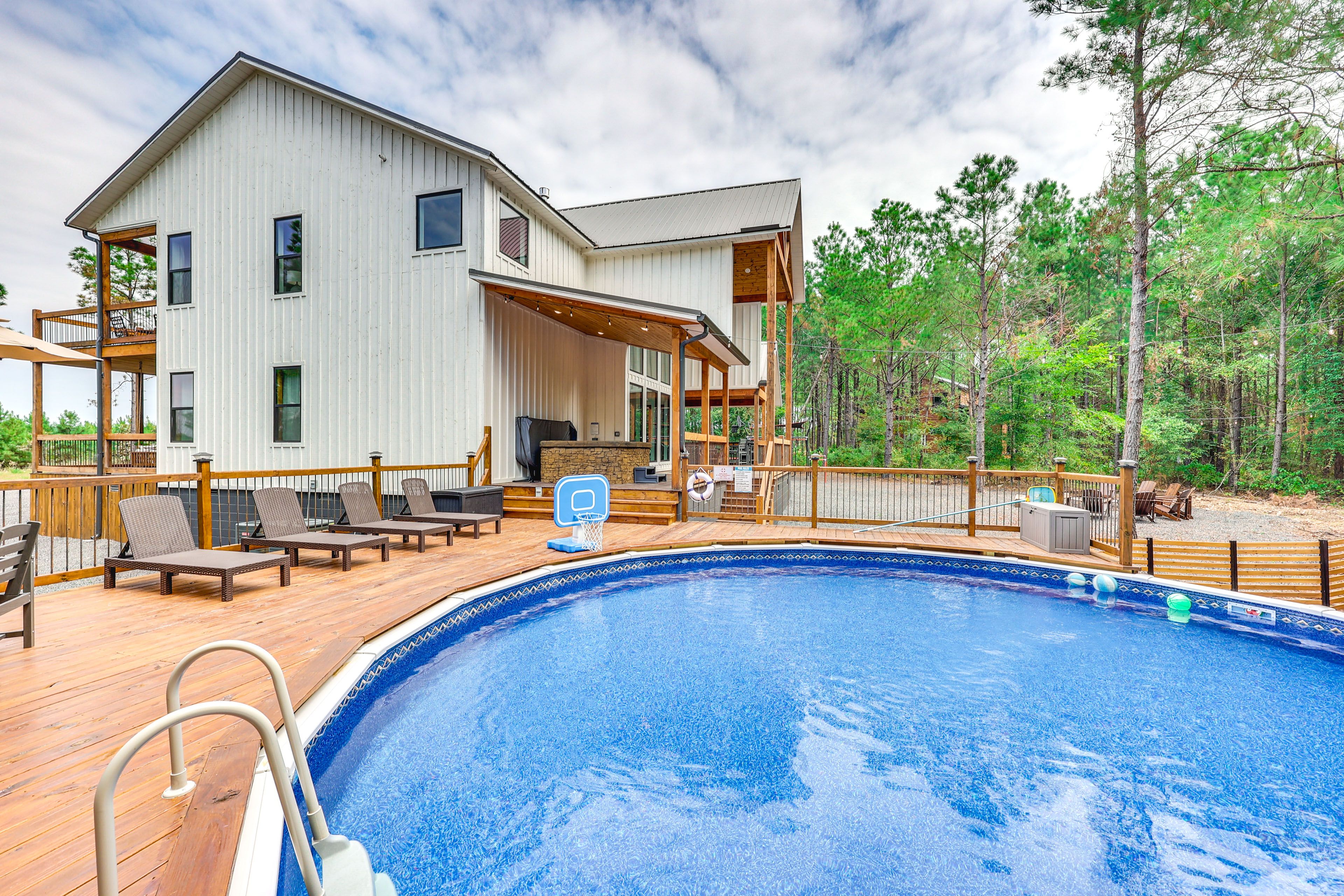 Private Outdoor Pool | Hot Tub | Fire Pit | Outdoor Fireplace | Playground