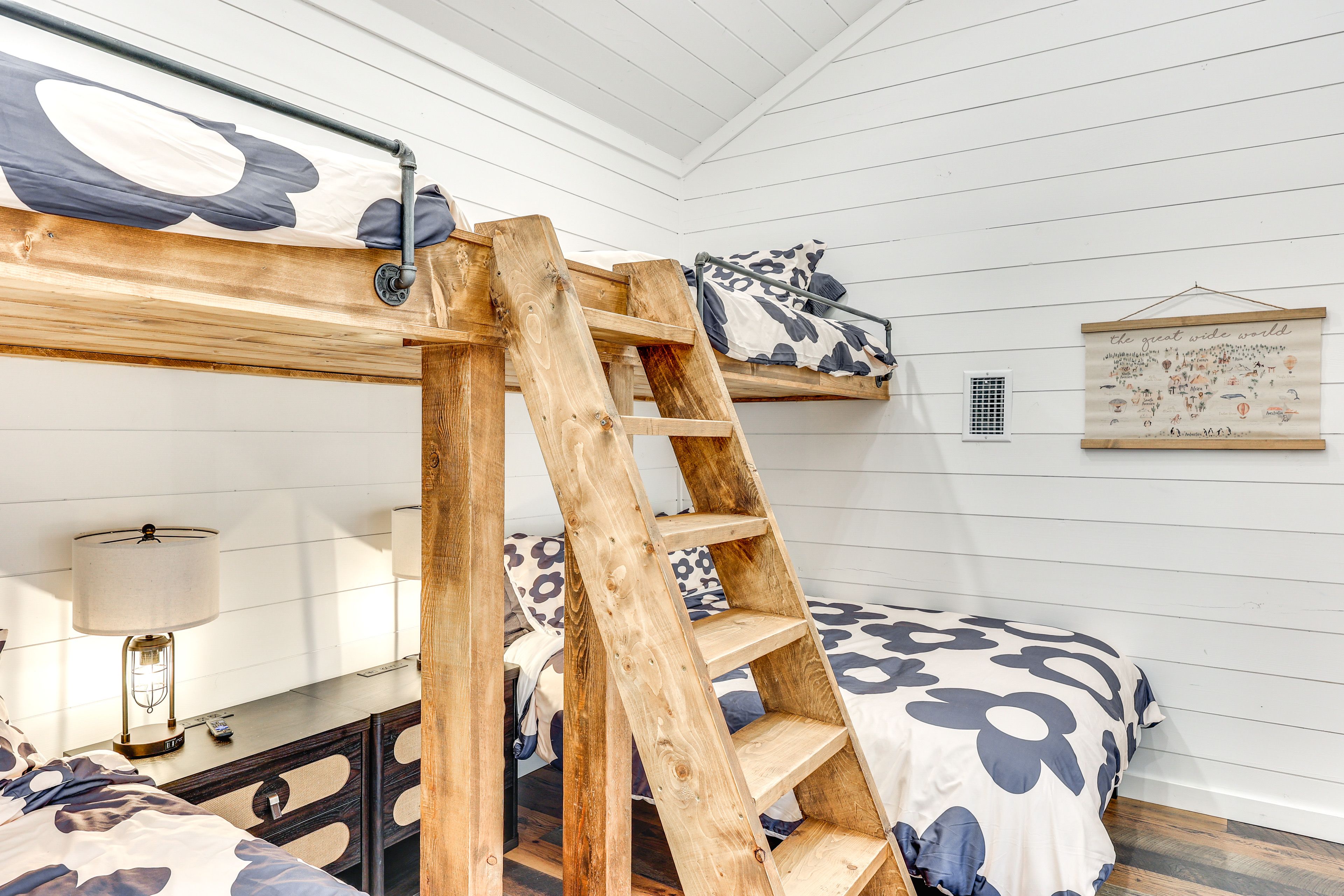 2 Lofted Twin/Queen Bunk Beds | Flat-Screen TV | 3rd Floor